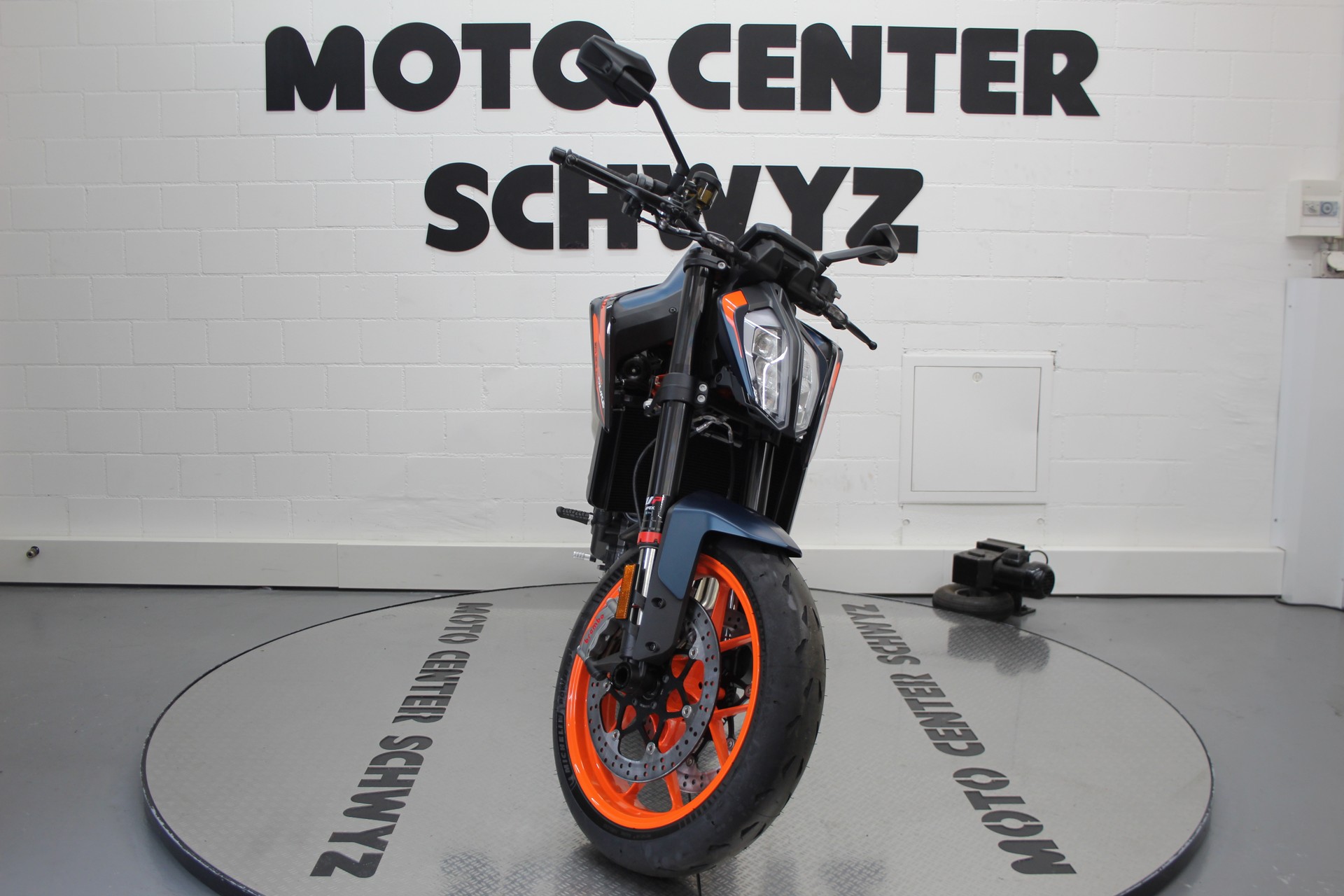 KTM 890 Duke R-showroom-element-2