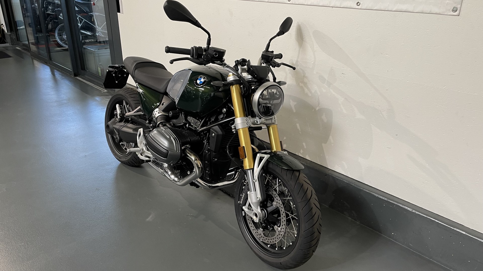 BMW R 12 nineT CHF 1'600 de prime inclus jusqu'au 30.06.2025-showroom-element-1