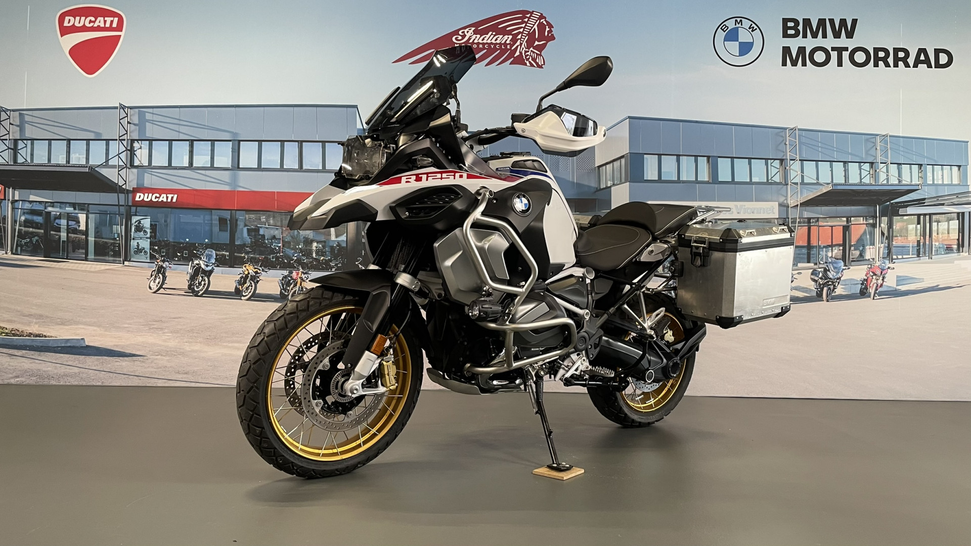 BMW R 1250 GS Adventure Rallye avec valises en aluminium-showroom-element-2