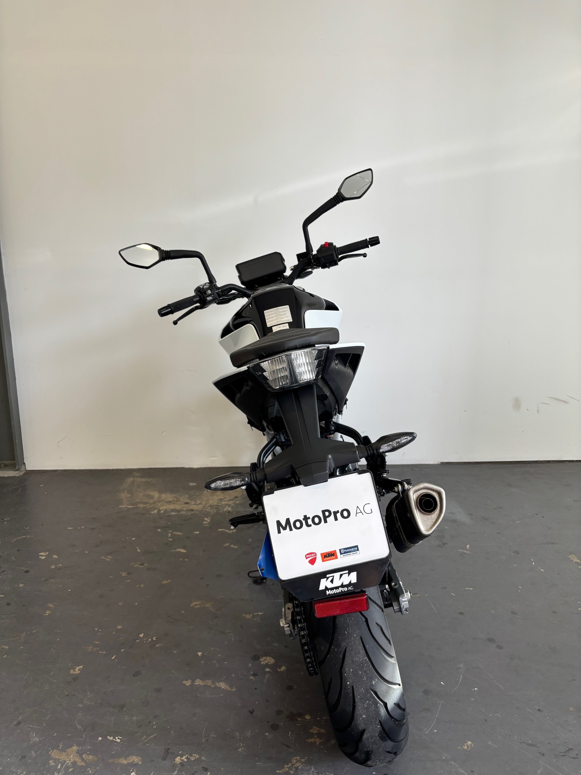 KTM 390 Duke-showroom-element-3