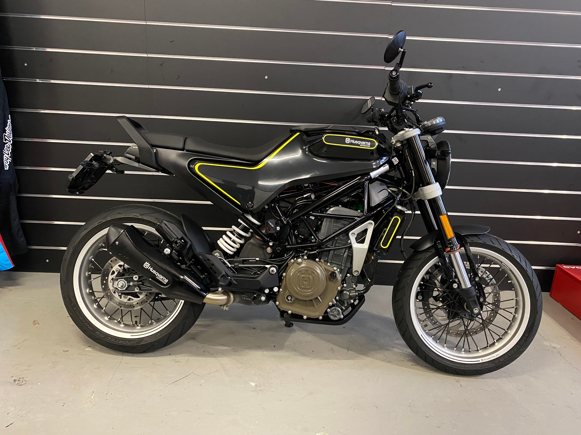 HUSQVARNA Svartpilen 401