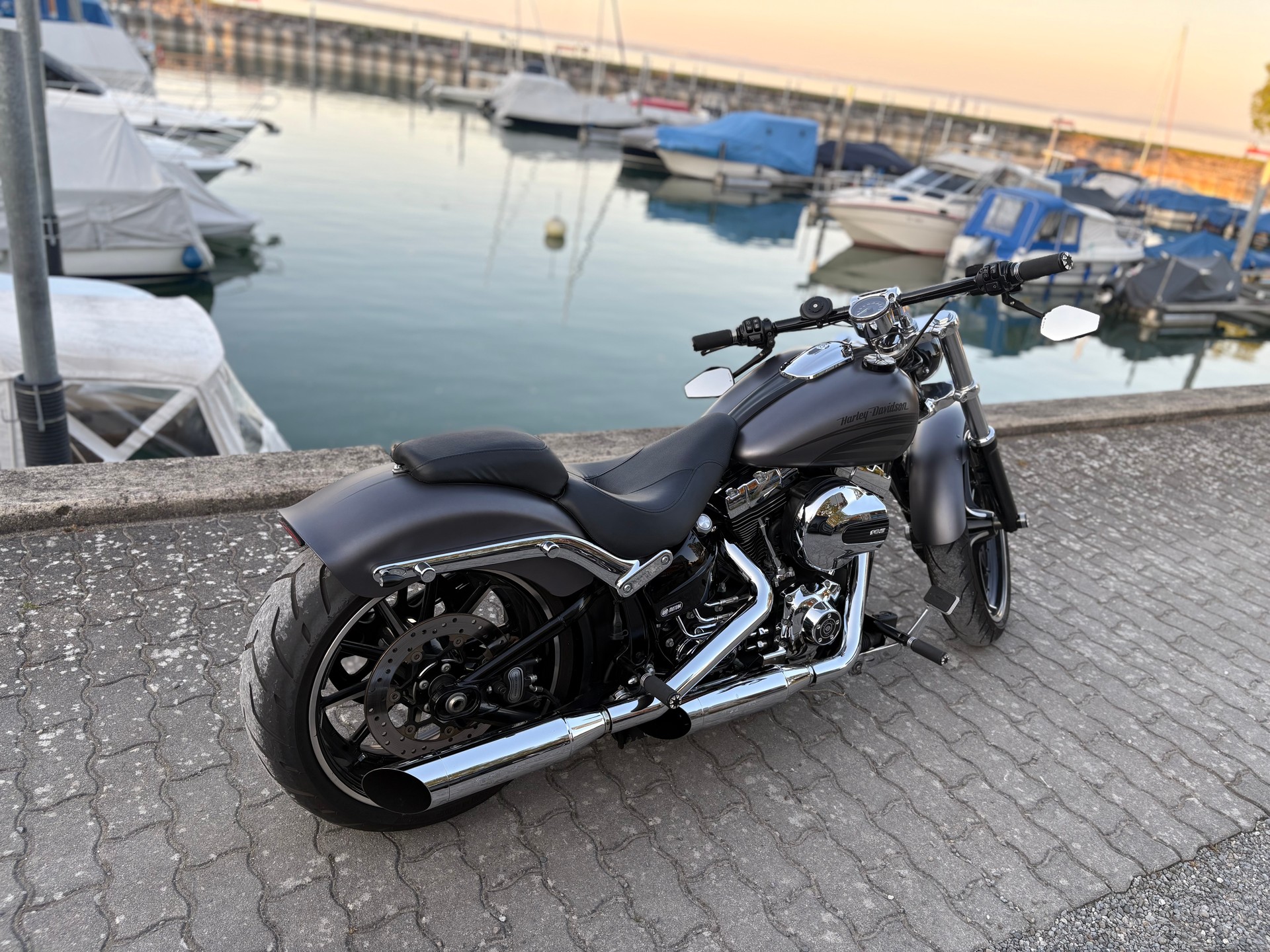 HARLEY-DAVIDSON Breakout-image-0