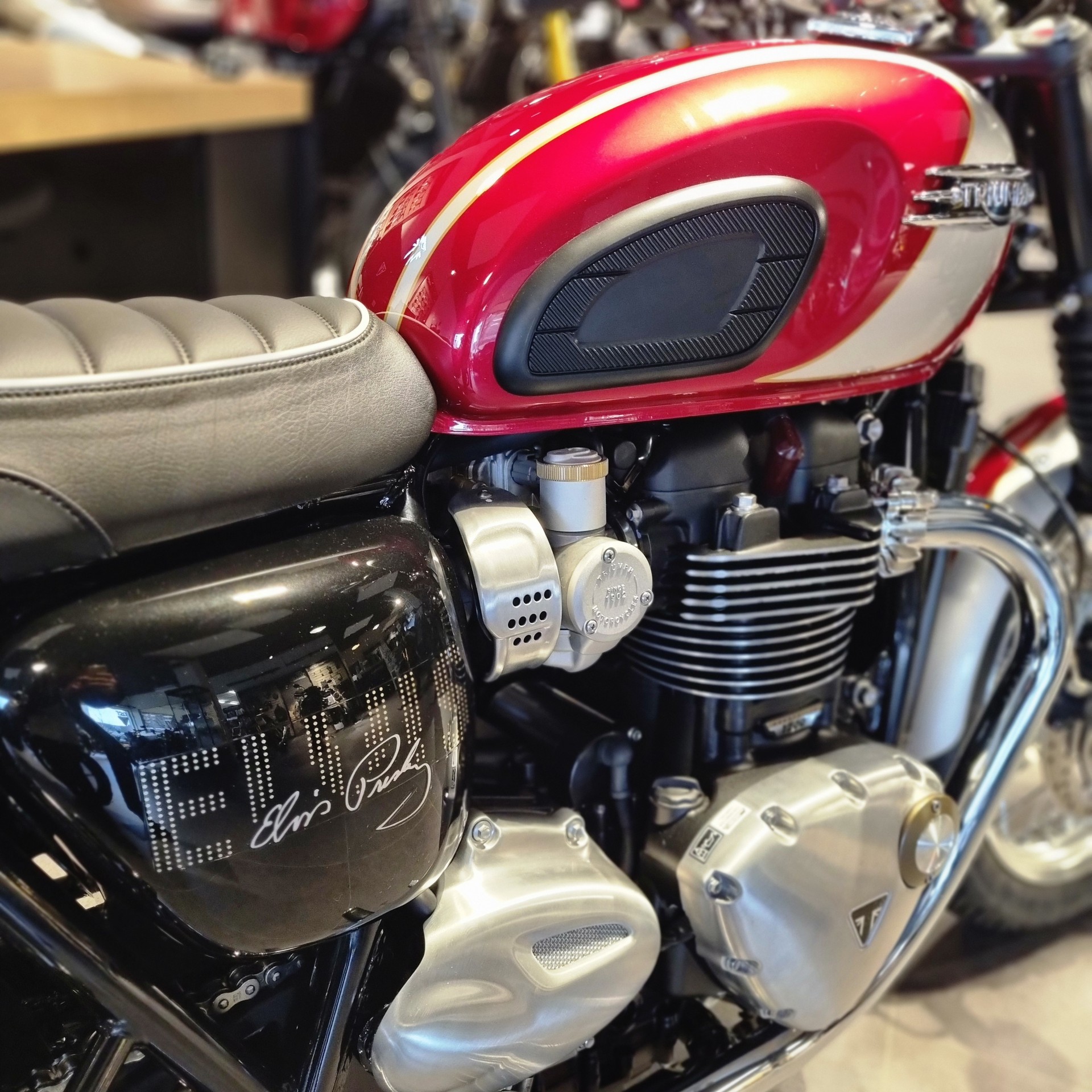 TRIUMPH Bonneville T120 Special Edition-showroom-element-2