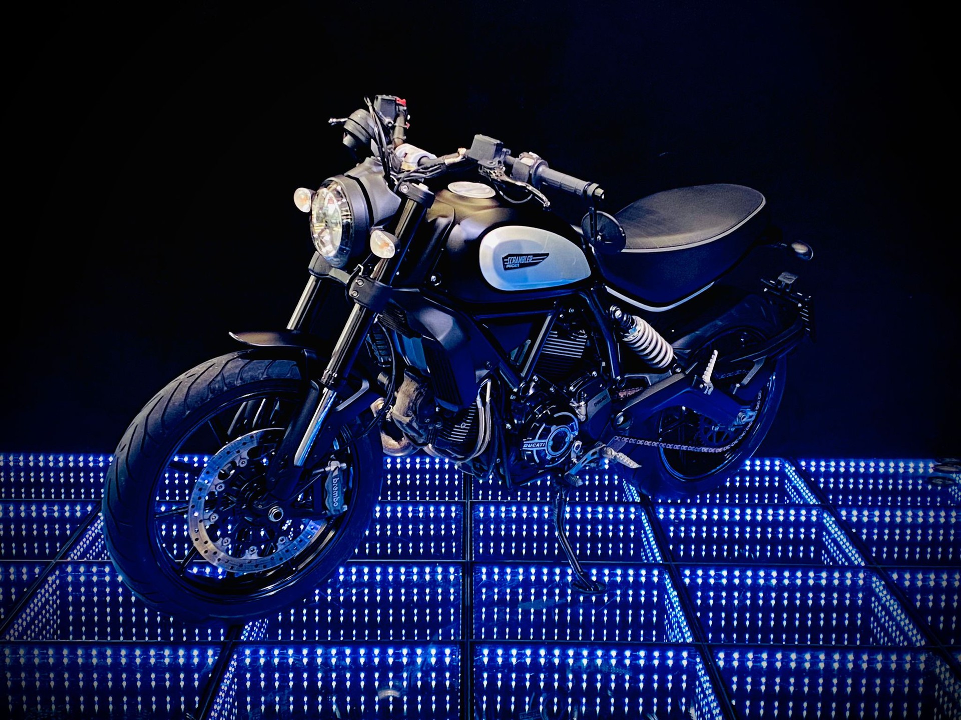 DUCATI Scrambler 800 Icon Dark (35kW)-showroom-element-1