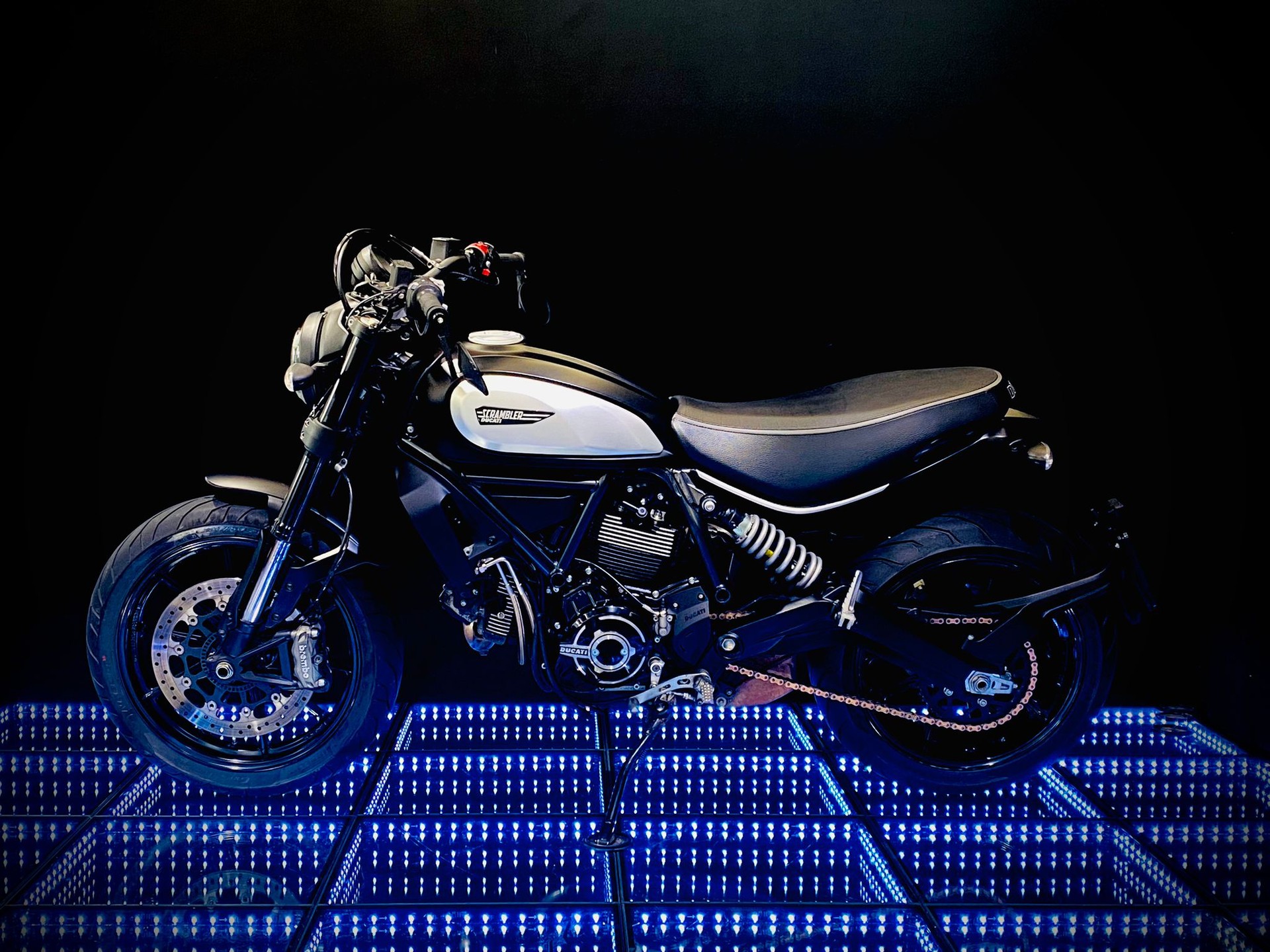 DUCATI Scrambler 800 Icon Dark (35kW)-showroom-element-3