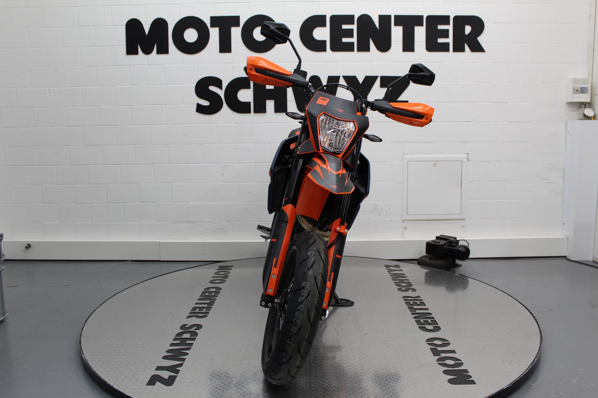 KTM 690 SMC R-showroom-element-2