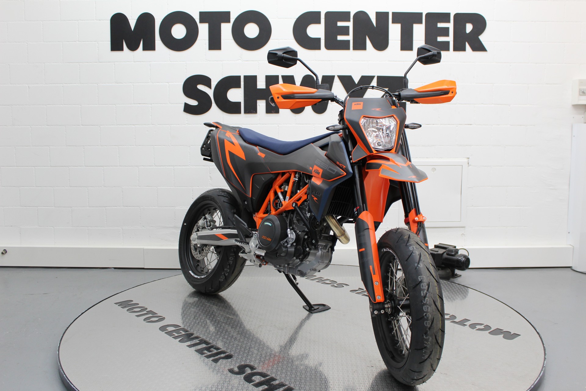 KTM 690 SMC R-showroom-element-1