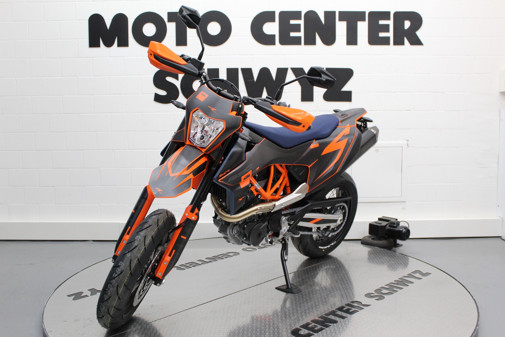 KTM 690 SMC R-showroom-element-3