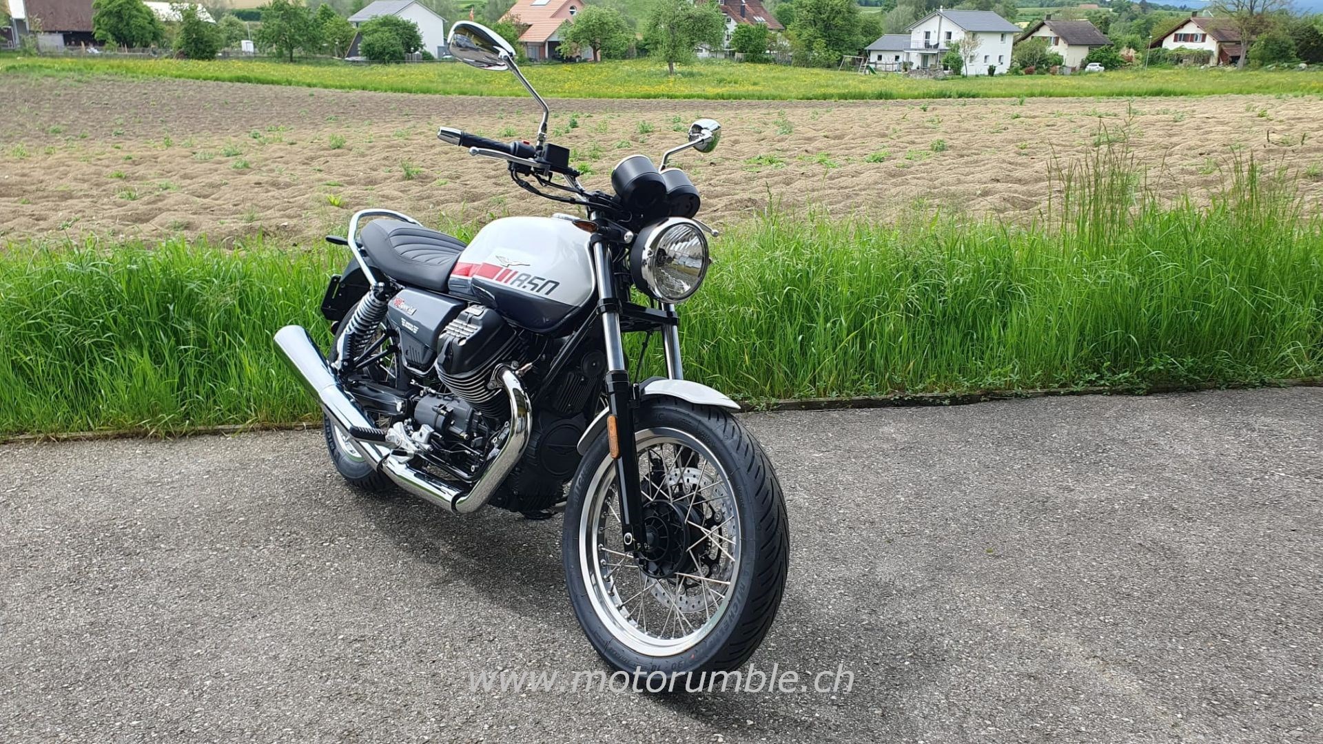 MOTO GUZZI V7 SPECIAL-image-1