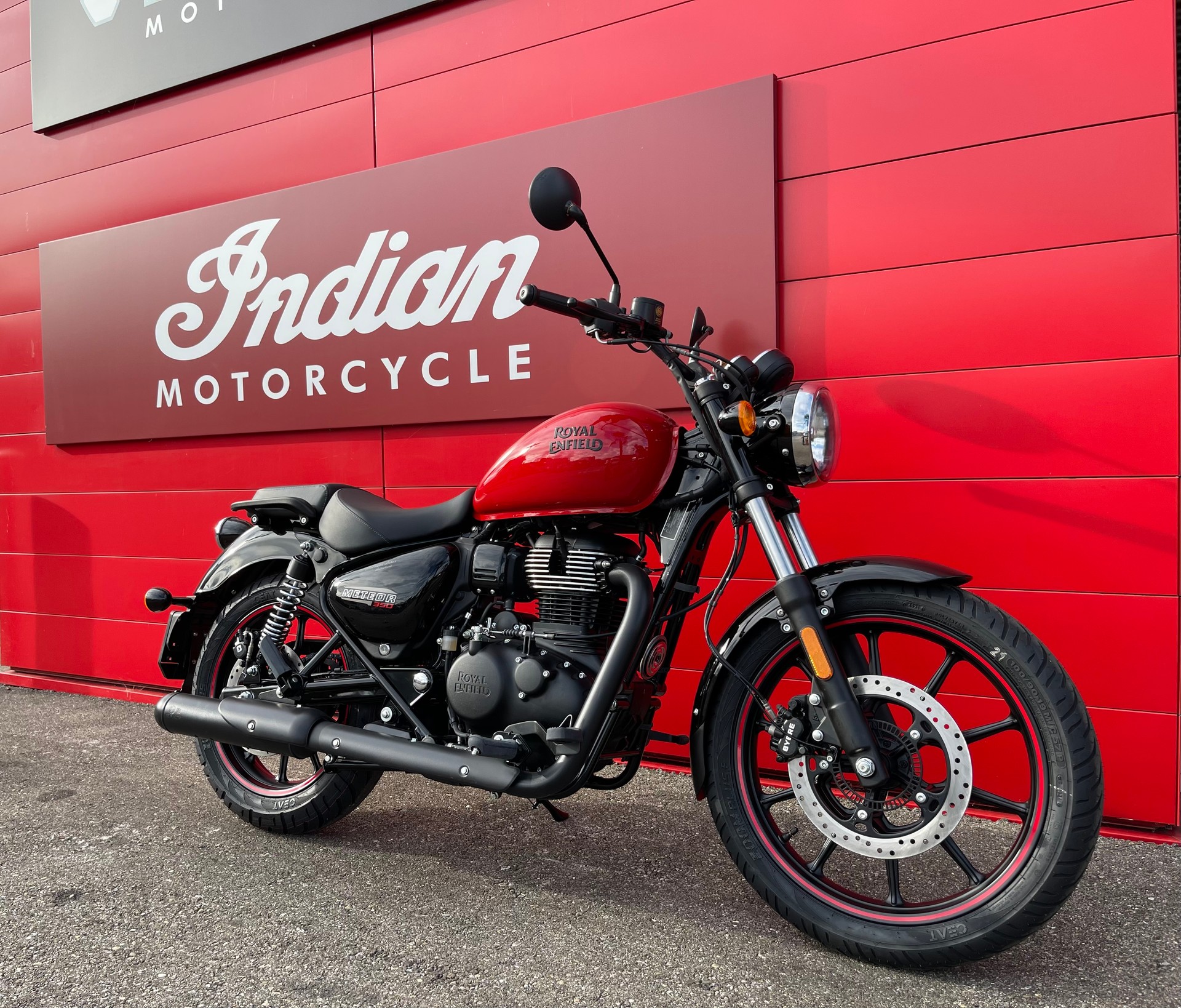 ROYAL ENFIELD Meteor Fireball-showroom-element-1