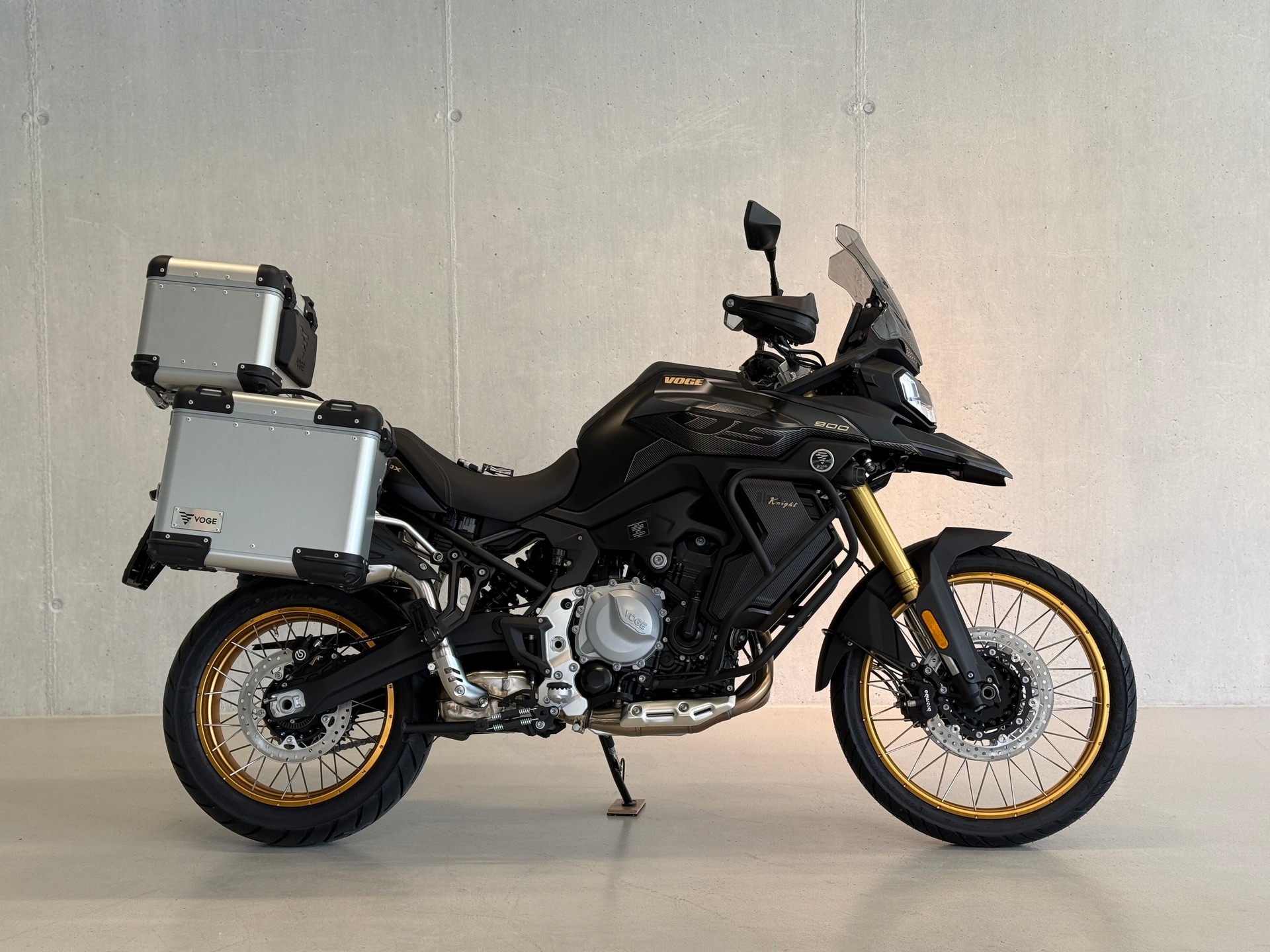 VOGE DS 900 X Black Knight-showroom-element-1