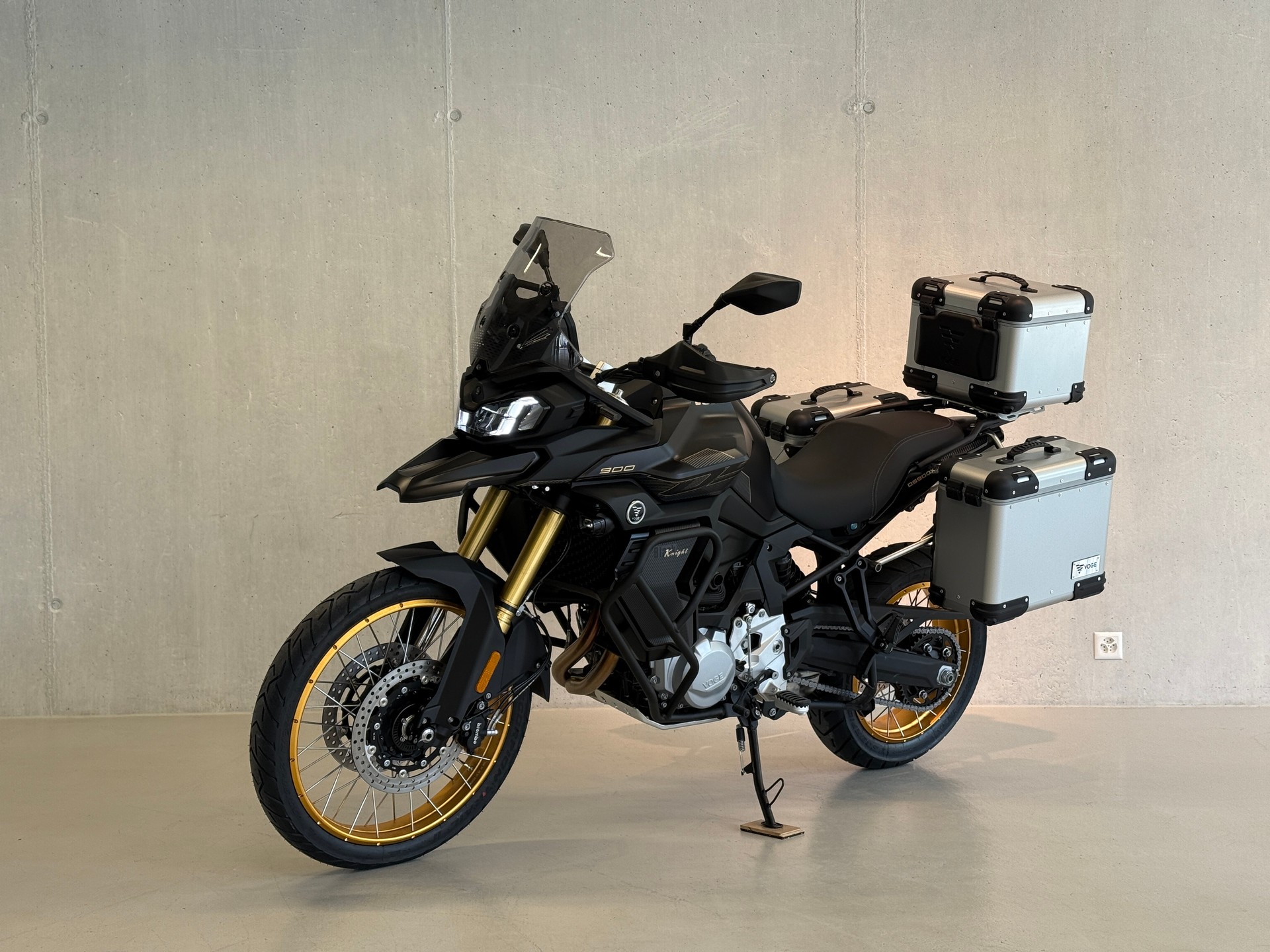 VOGE DS 900 X Black Knight-showroom-element-2