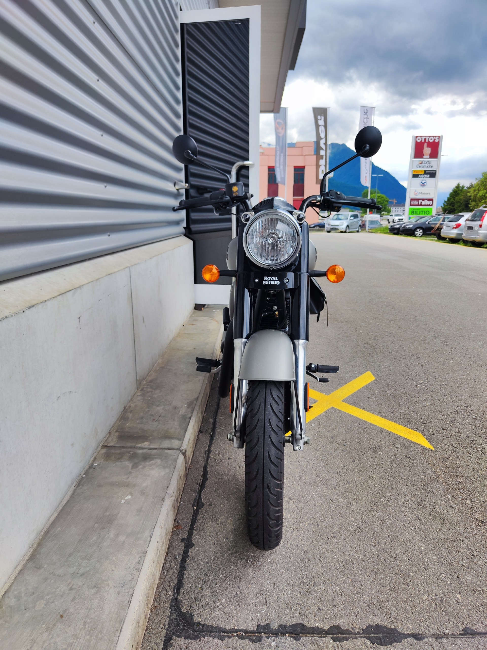 ROYAL ENFIELD Classic 350-showroom-element-3