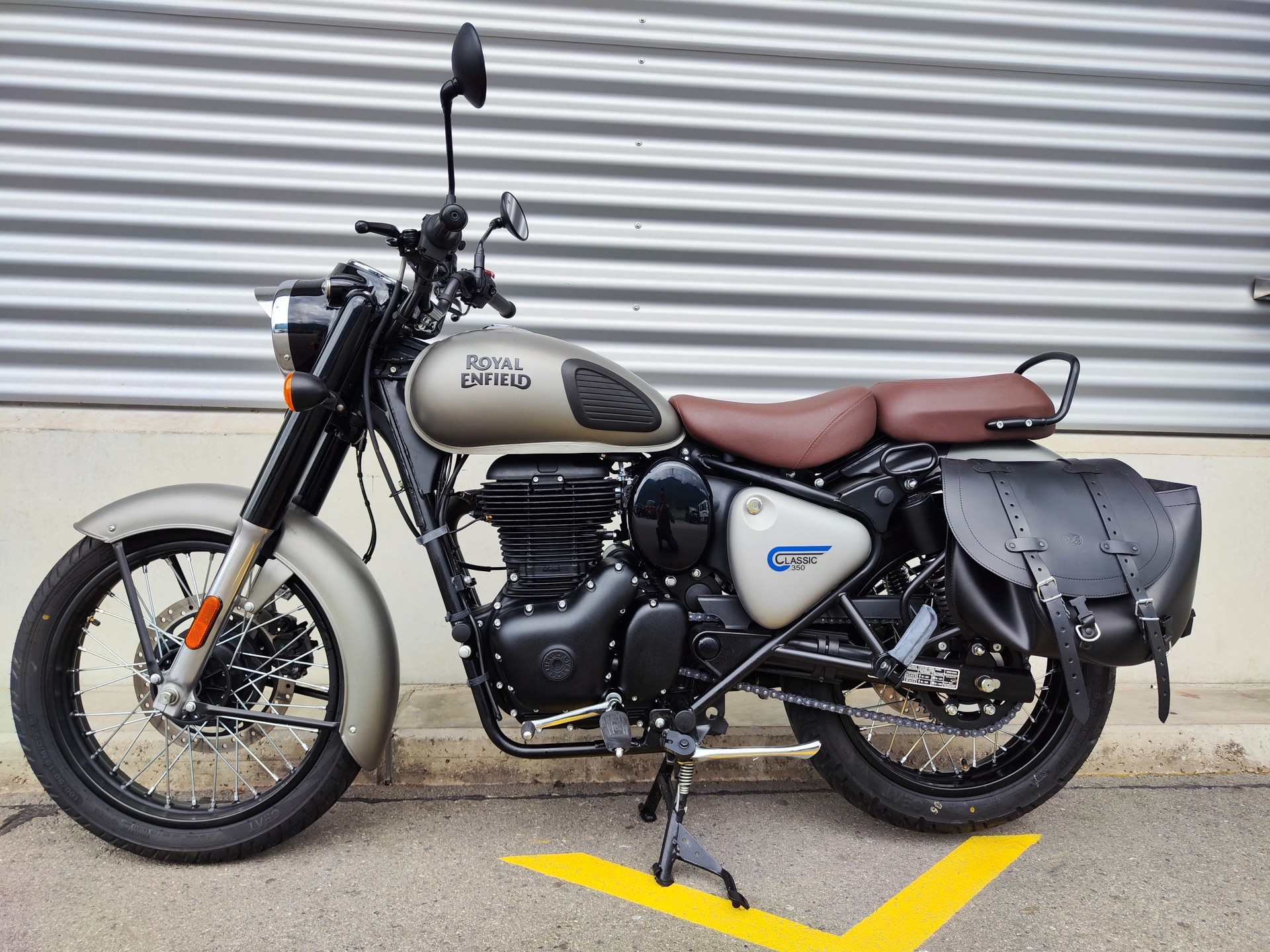 ROYAL ENFIELD Classic 350-showroom-element-1