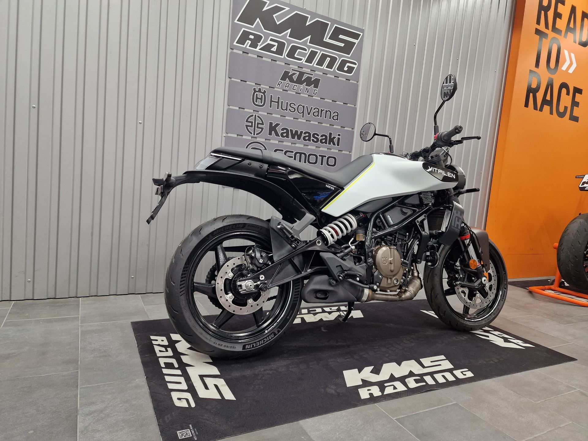 HUSQVARNA Vitpilen 125-showroom-element-2