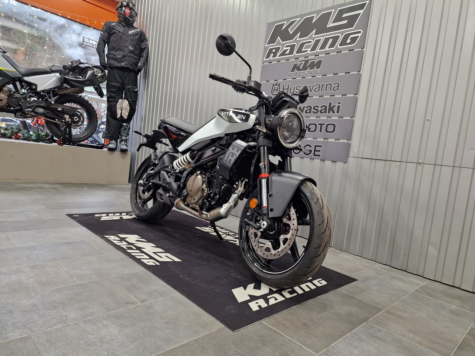 HUSQVARNA Vitpilen 125-showroom-element-1