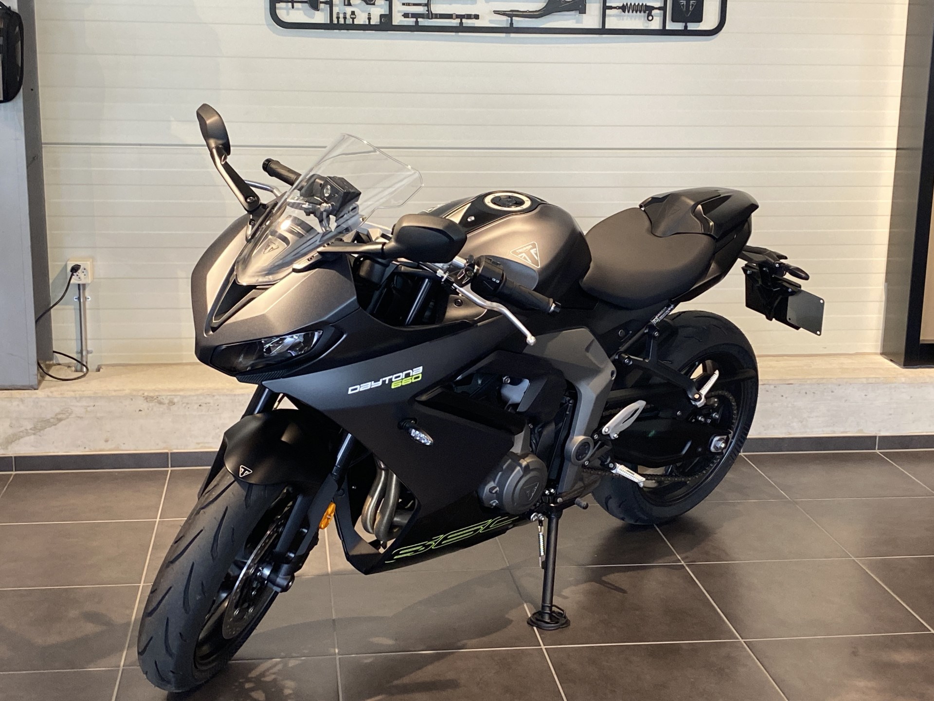 TRIUMPH Daytona 660-showroom-element-1