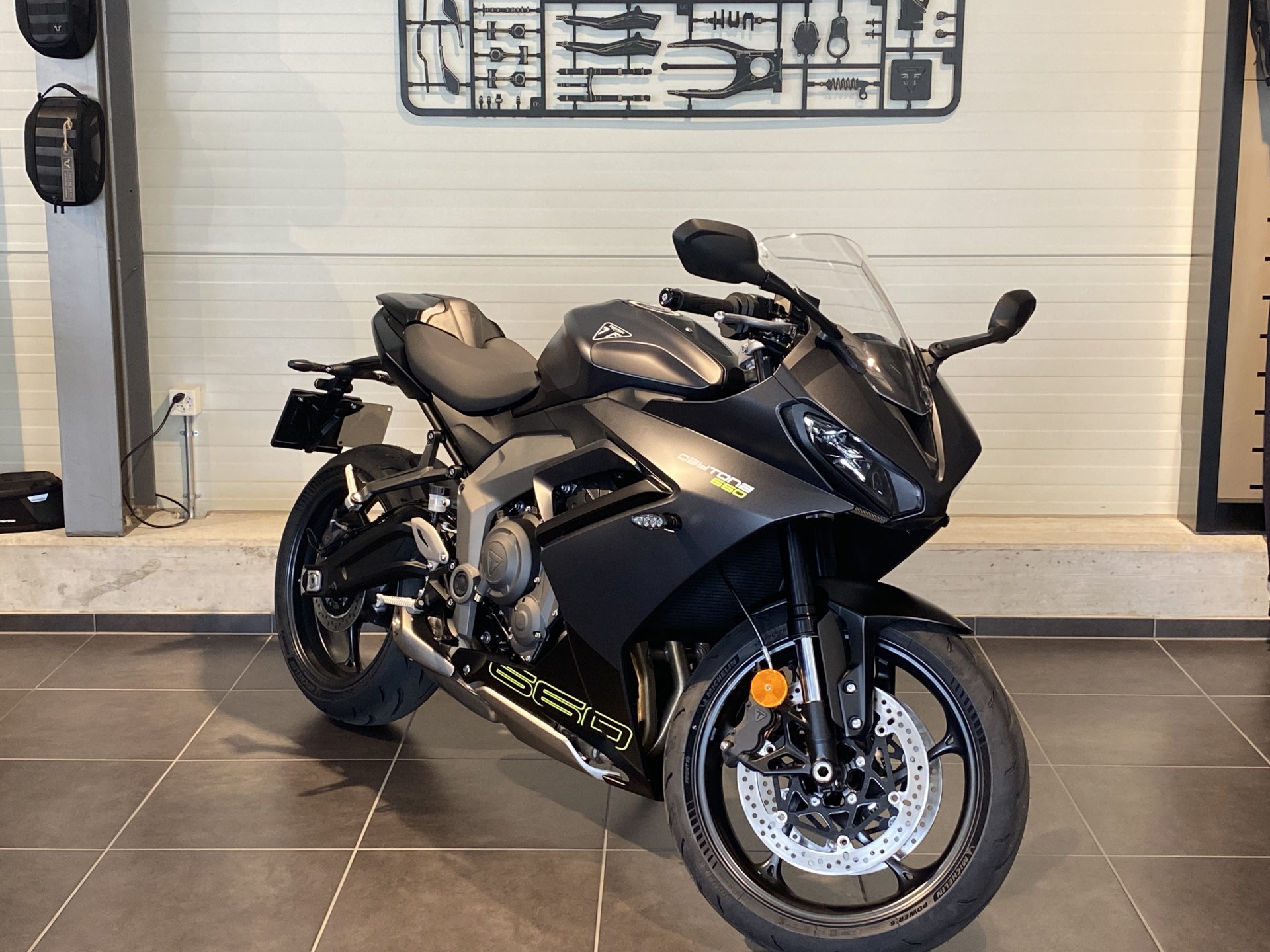 TRIUMPH Daytona 660-showroom-element-2