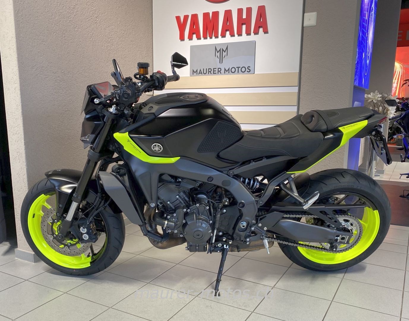 YAMAHA MT 09 2024 NEON SPEZIAL-showroom-element-1