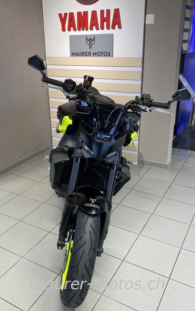 YAMAHA MT 09 2024 NEON SPEZIAL-showroom-element-2