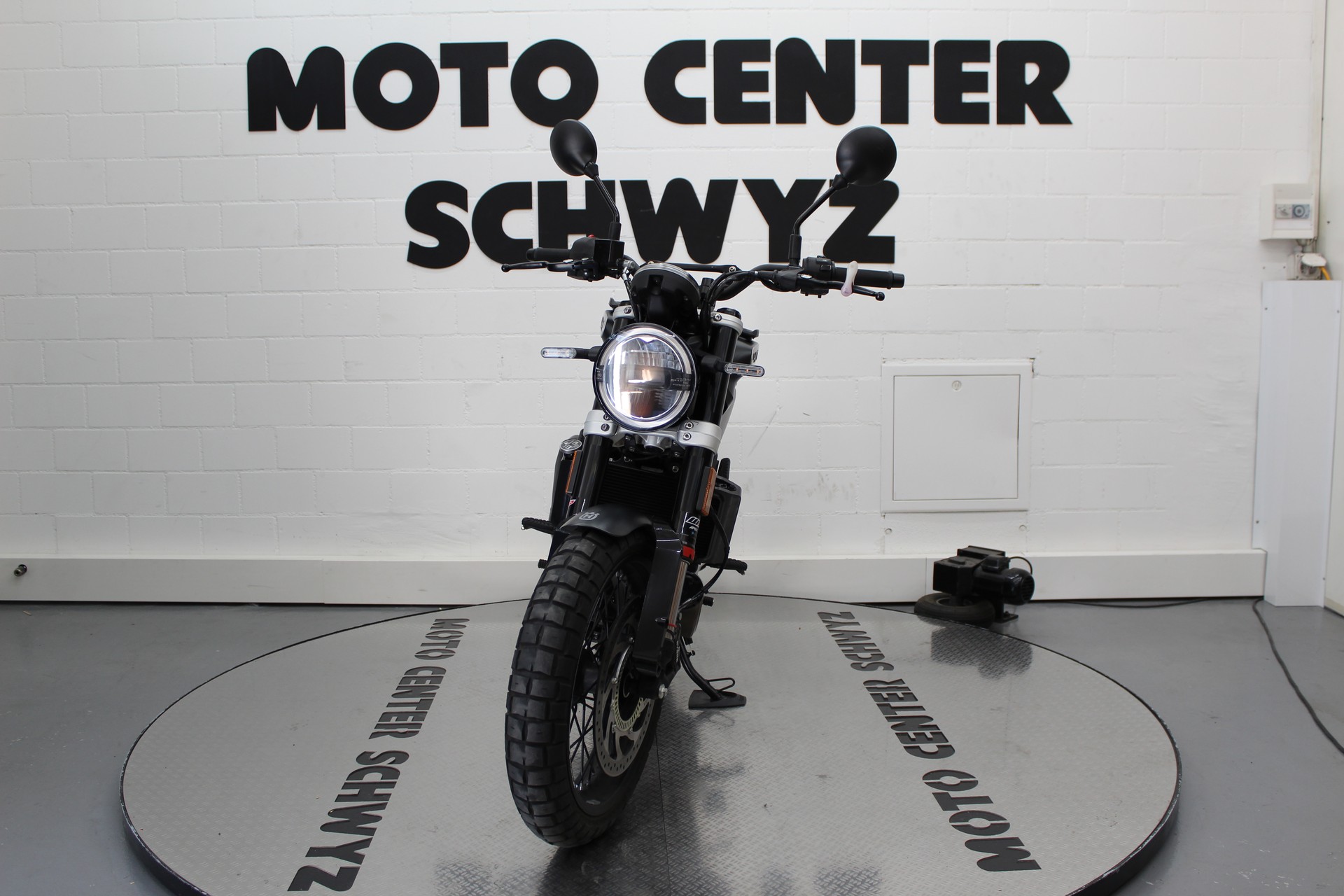 HUSQVARNA Svartpilen 401-showroom-element-2