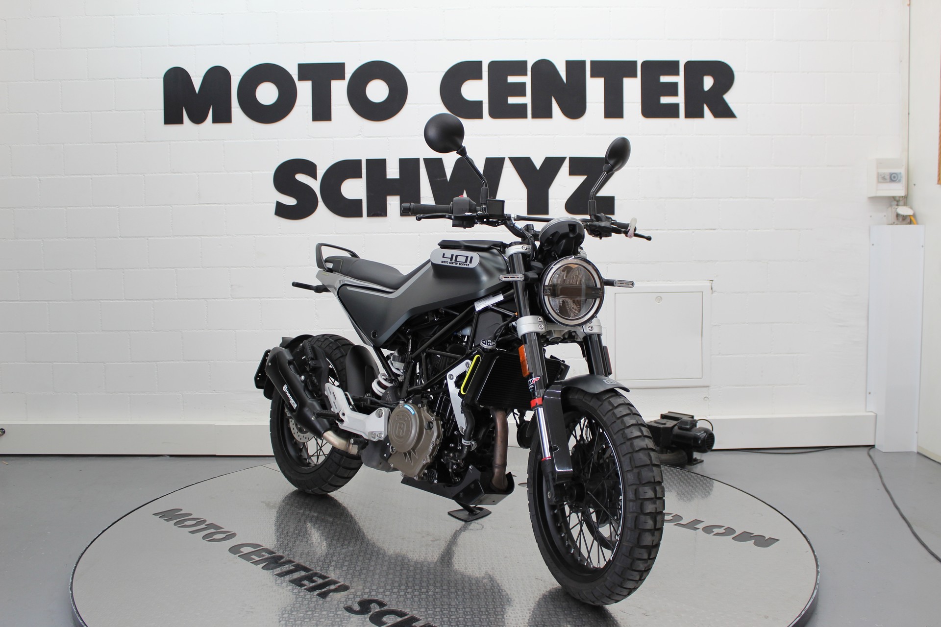 HUSQVARNA Svartpilen 401-showroom-element-1