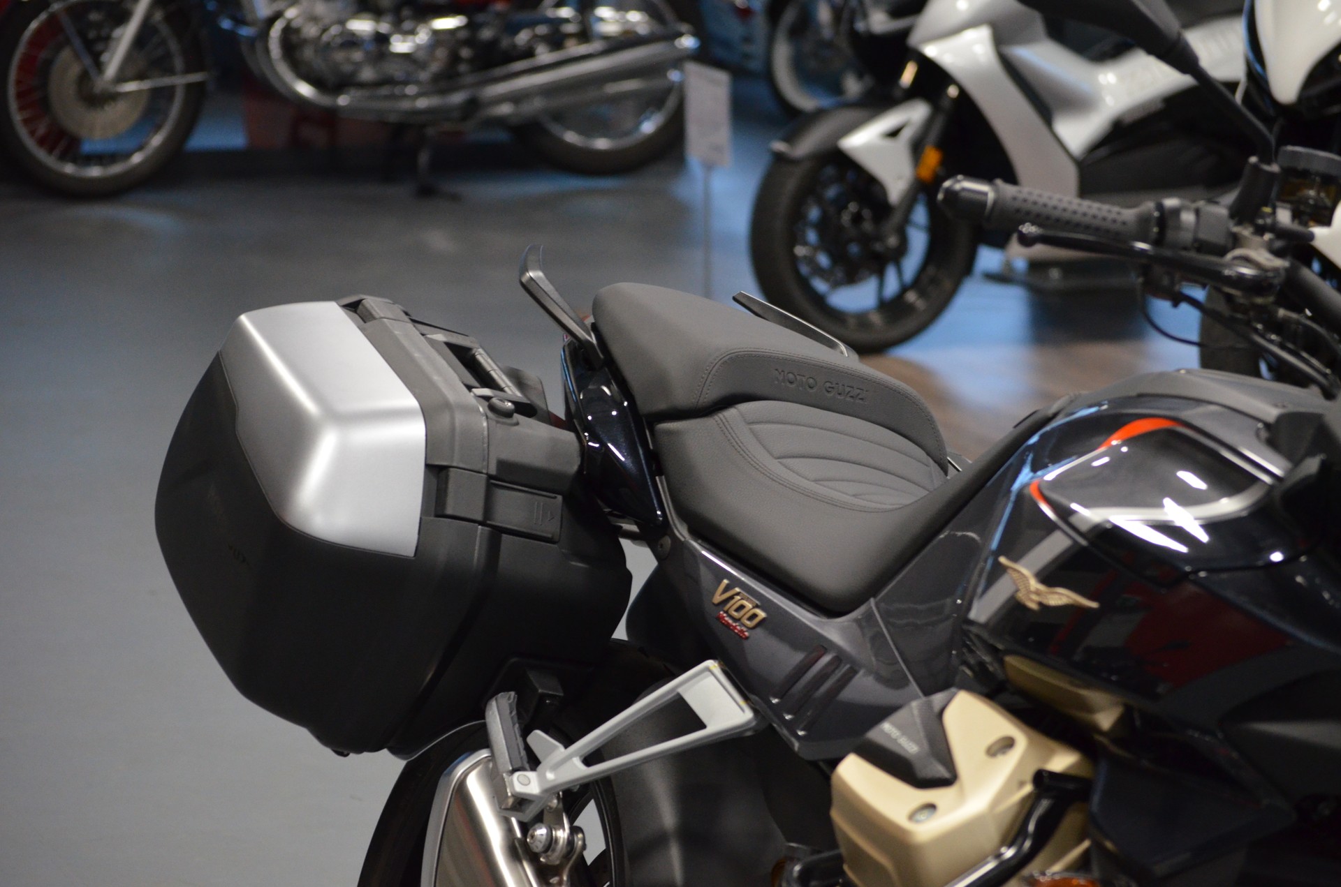 MOTO GUZZI V100 Mandello S-showroom-element-3