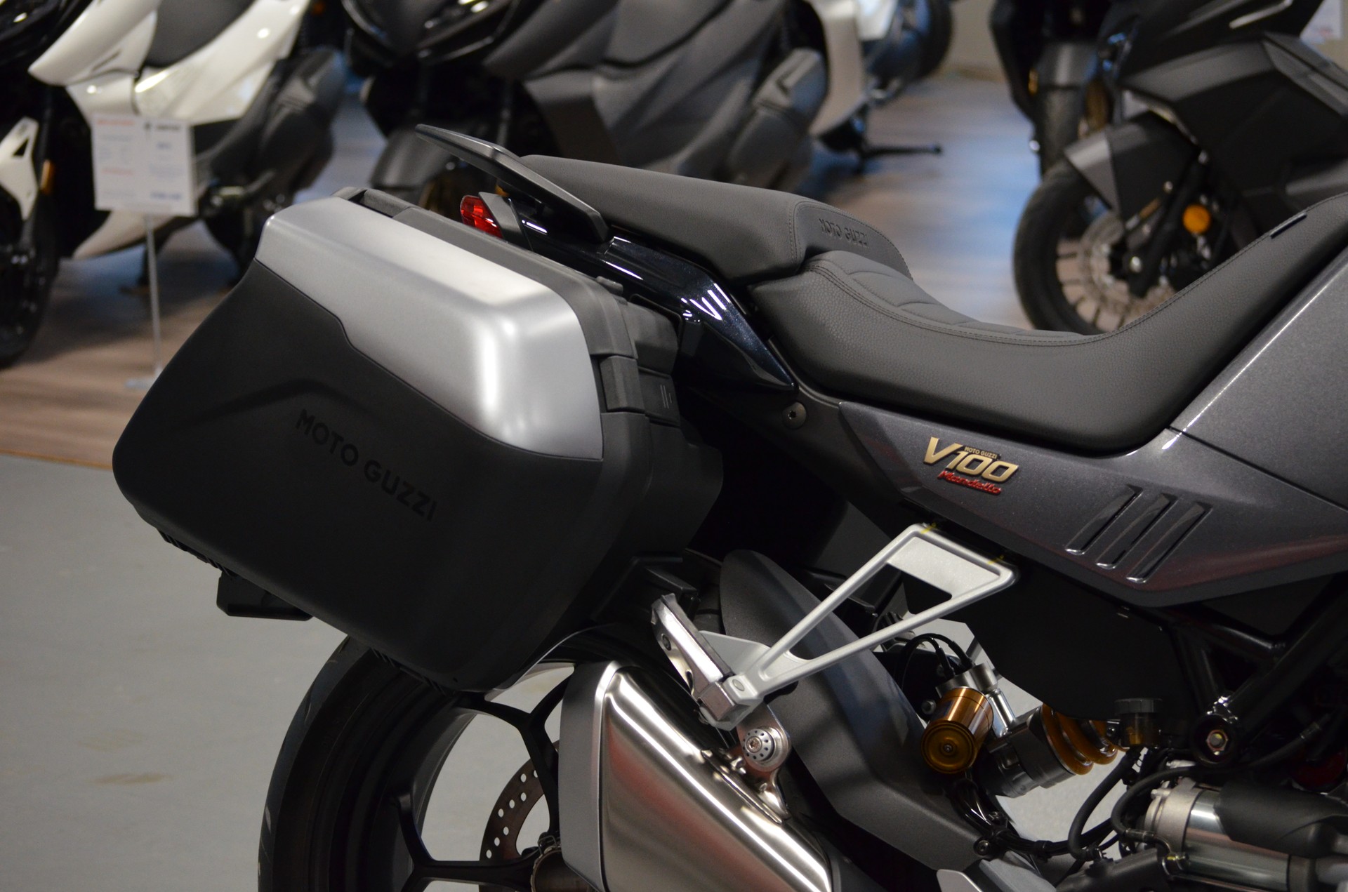 MOTO GUZZI V100 Mandello S-showroom-element-2