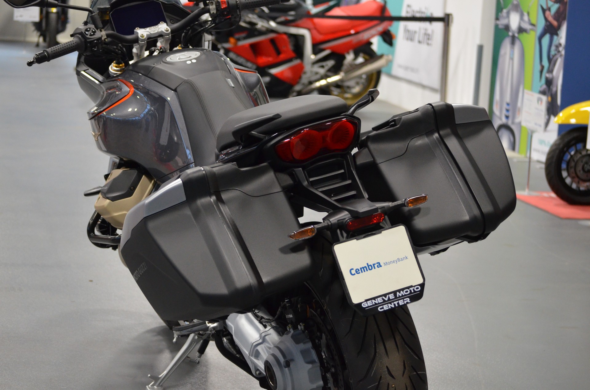 MOTO GUZZI V100 Mandello S-showroom-element-1