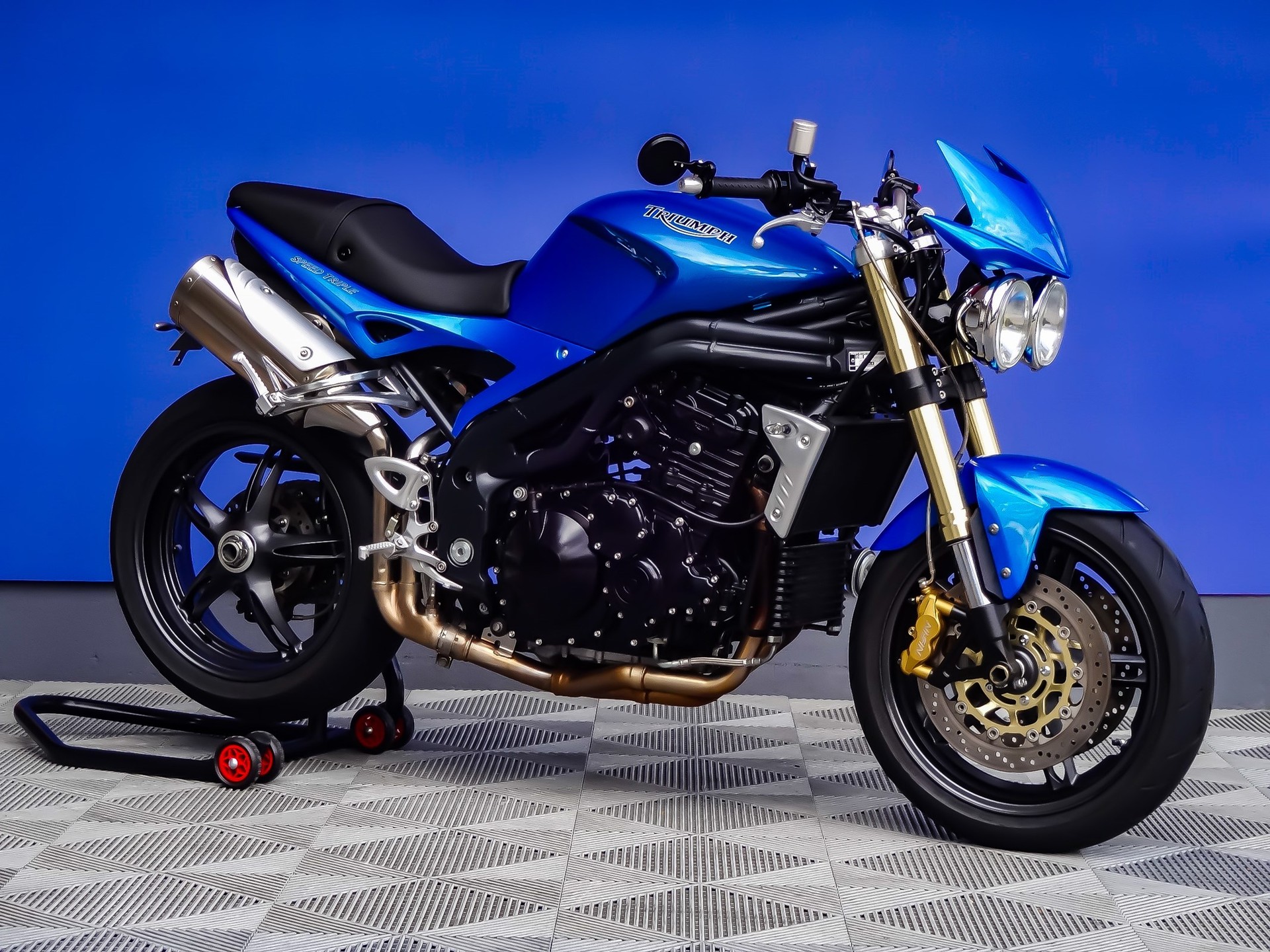 TRIUMPH Speed Triple 1050-showroom-element-1