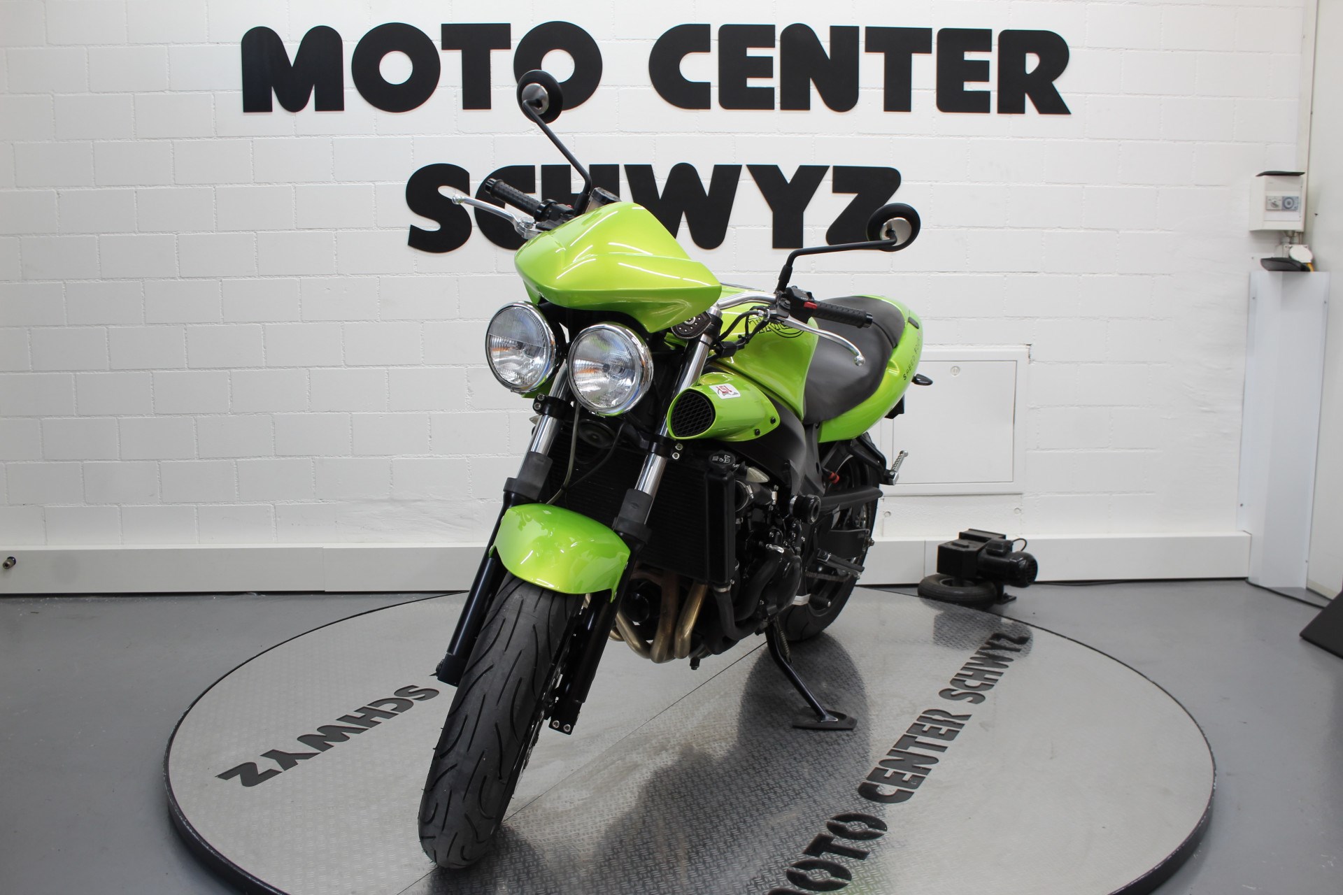 TRIUMPH Speed Four 600-showroom-element-3