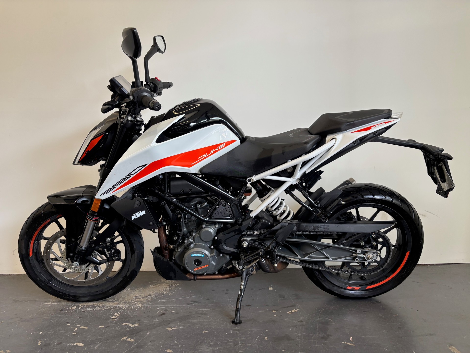 KTM 390 Duke-showroom-element-1