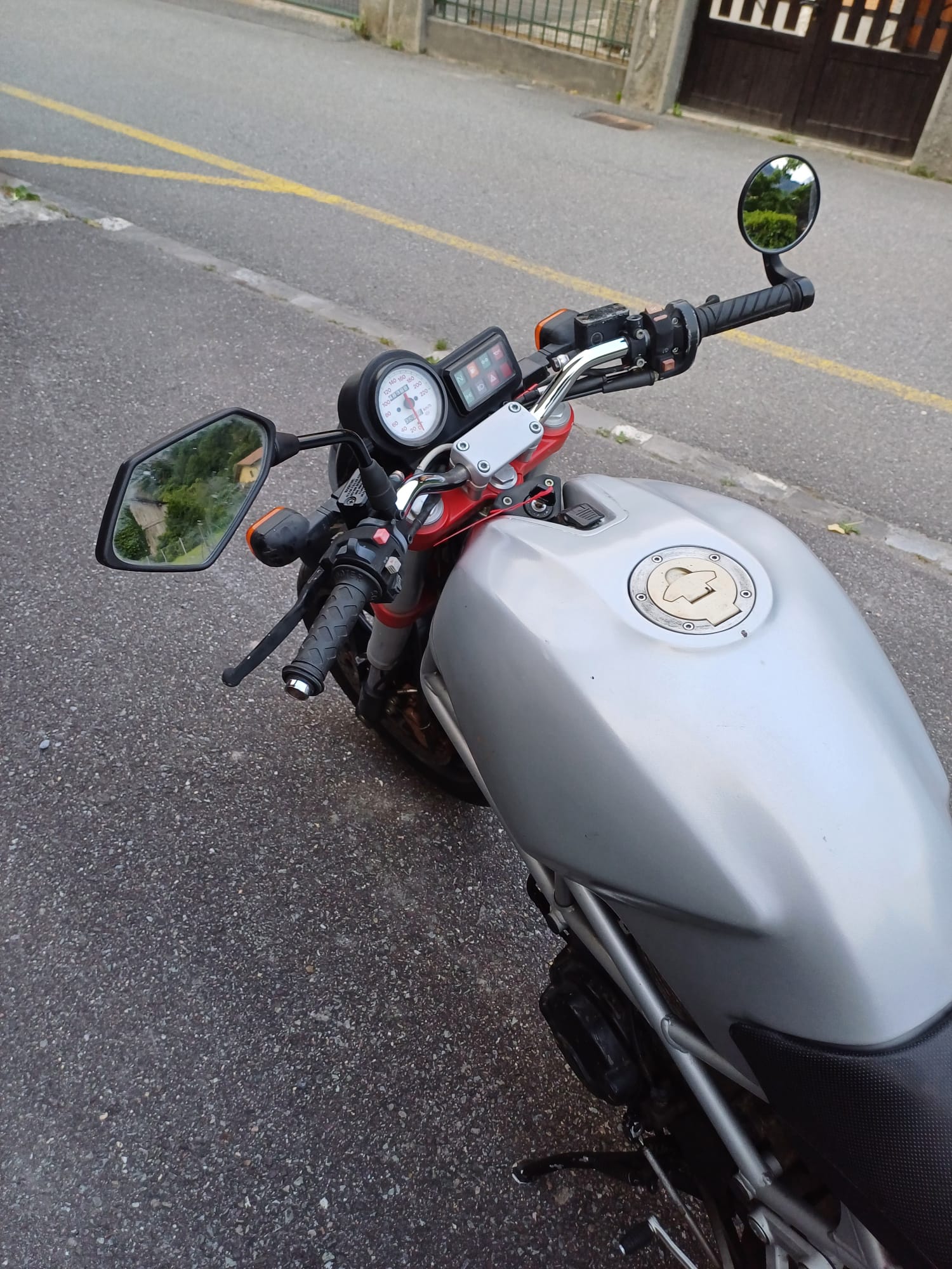 DUCATI Monster 600-image-2