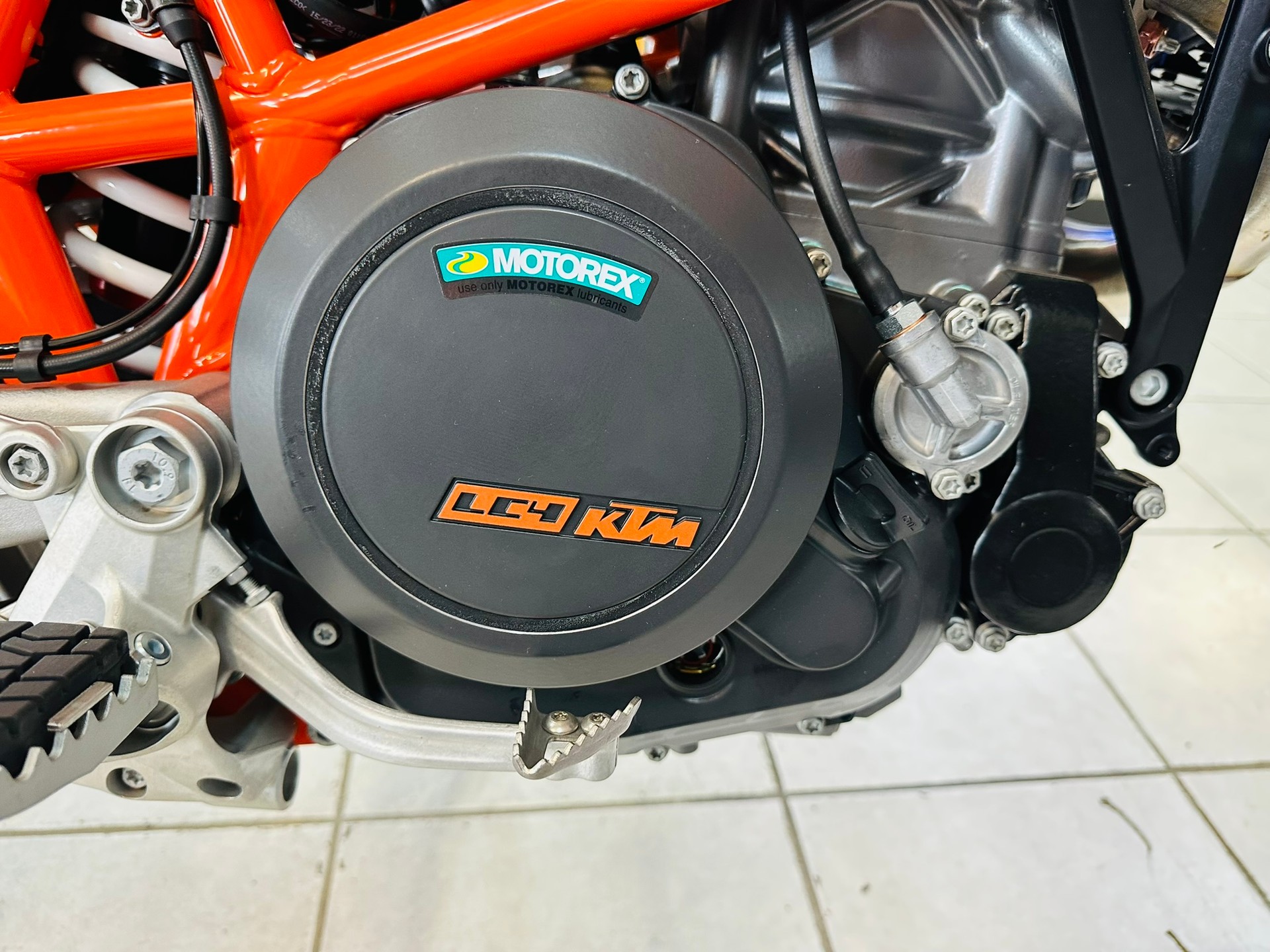KTM 690 SMC R-showroom-element-3