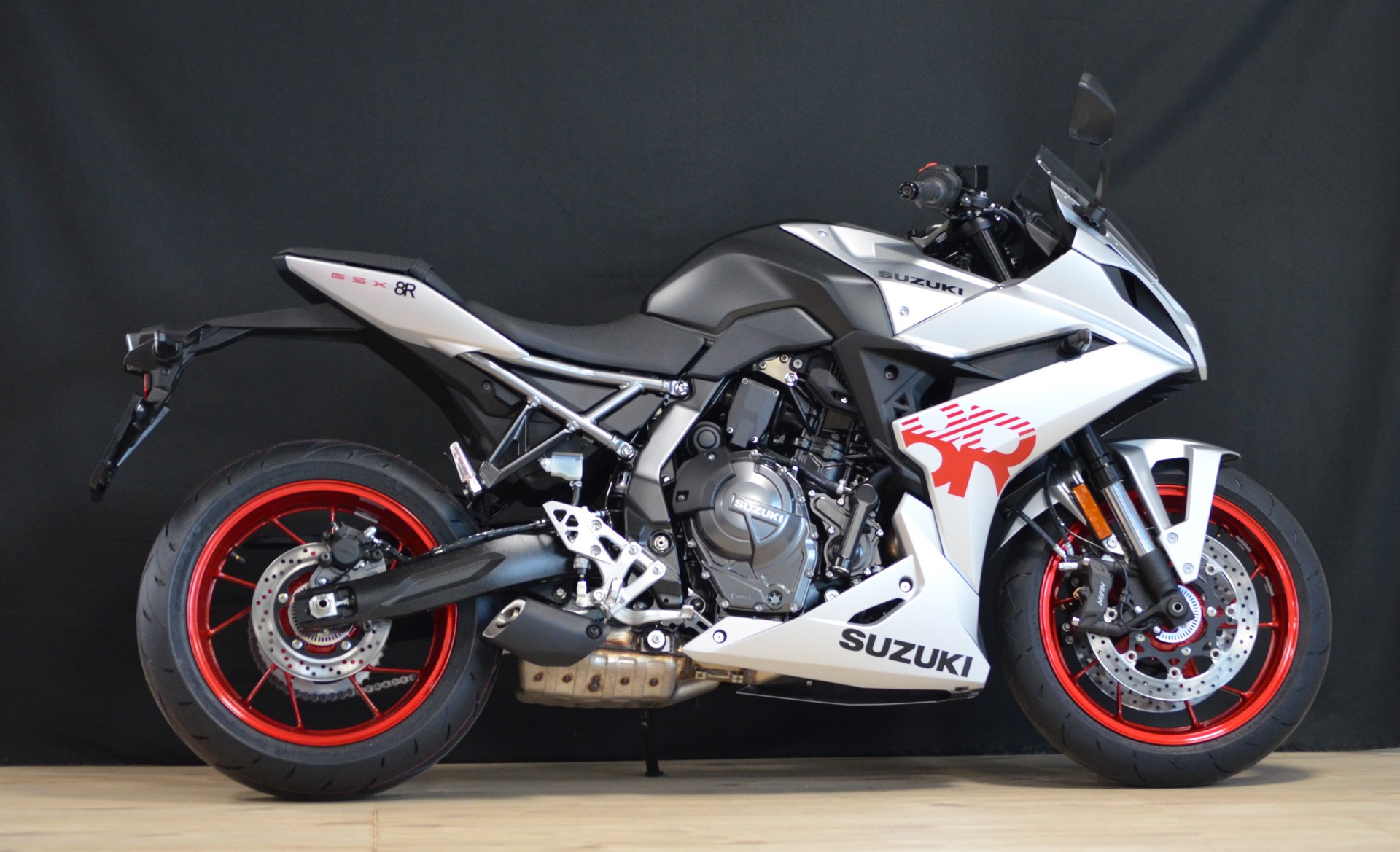 SUZUKI GSX-8R-showroom-element-2