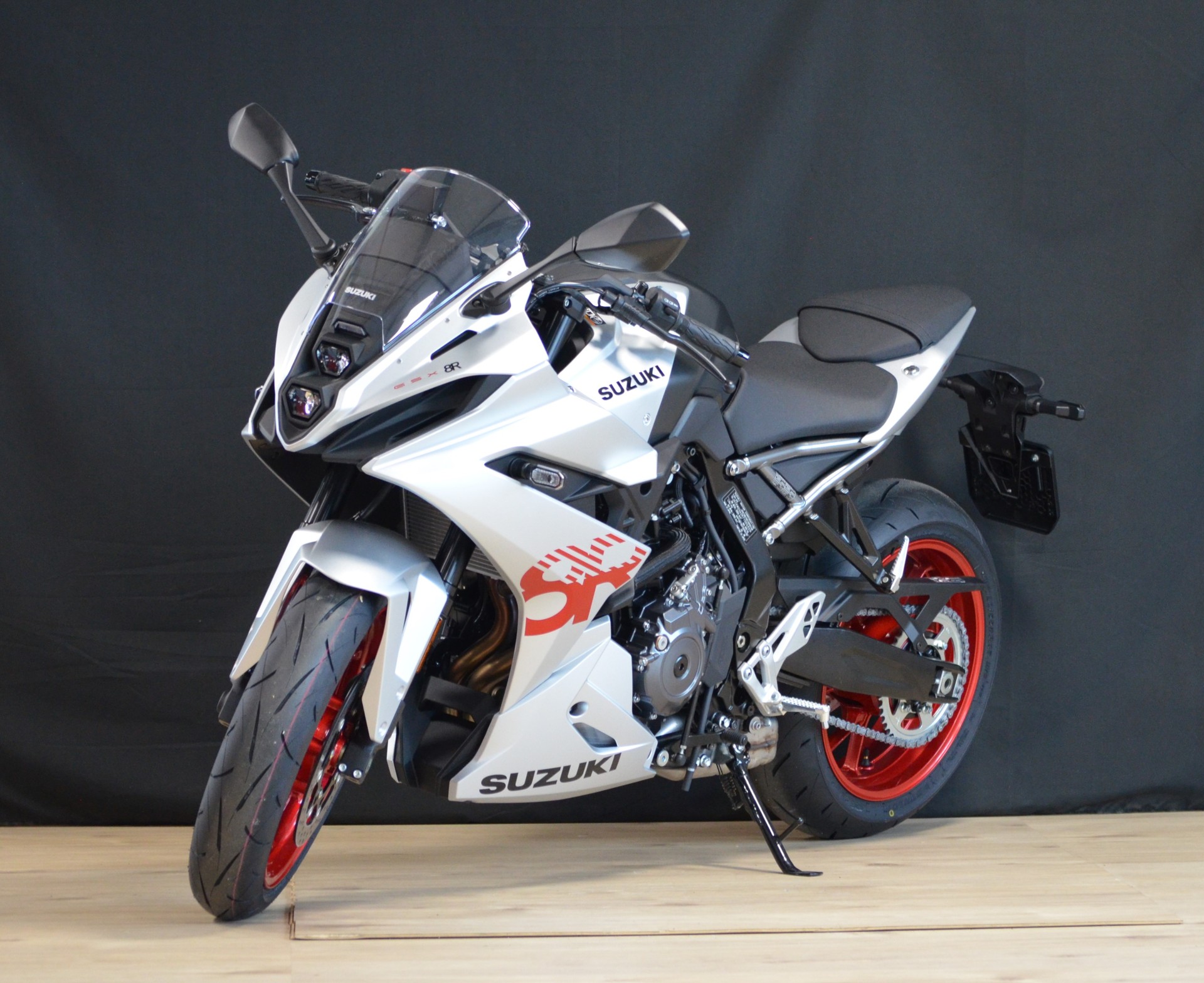 SUZUKI GSX-8R-showroom-element-1