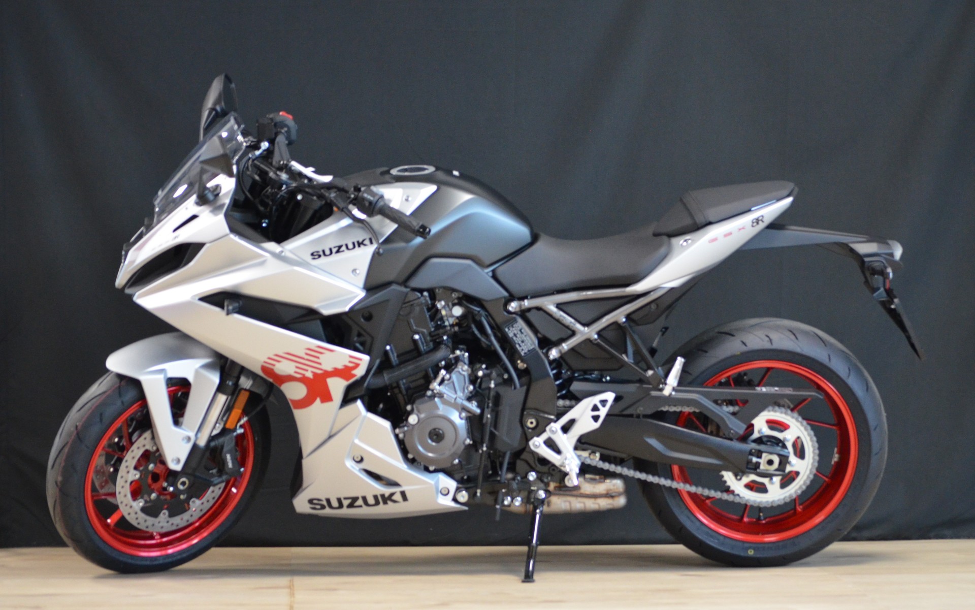 SUZUKI GSX-8R-showroom-element-3