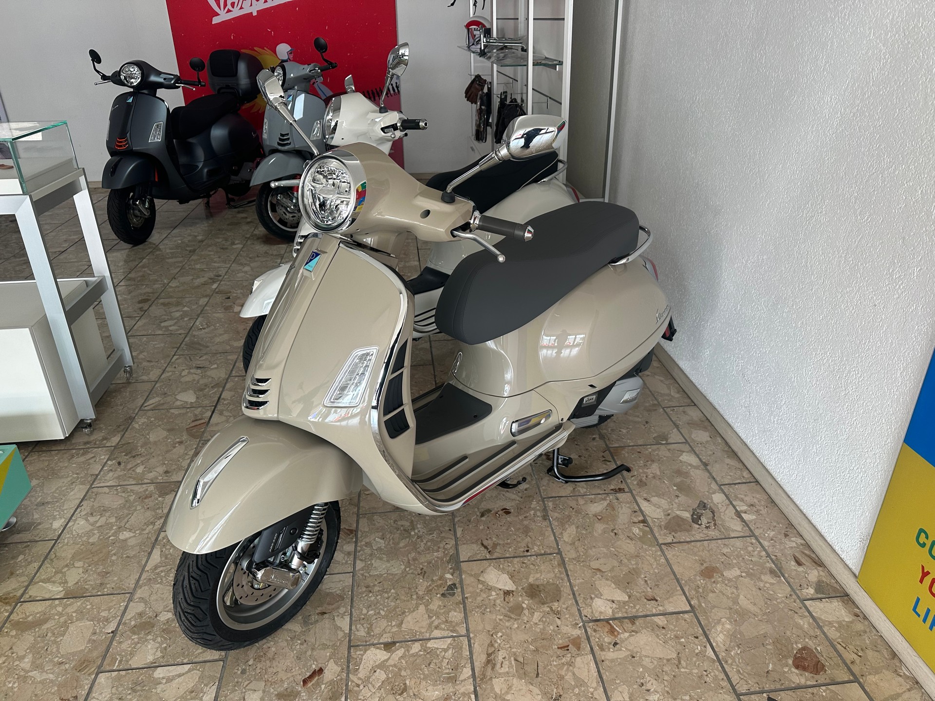 PIAGGIO Vespa GTS 125 RST Euro 5+-image-1