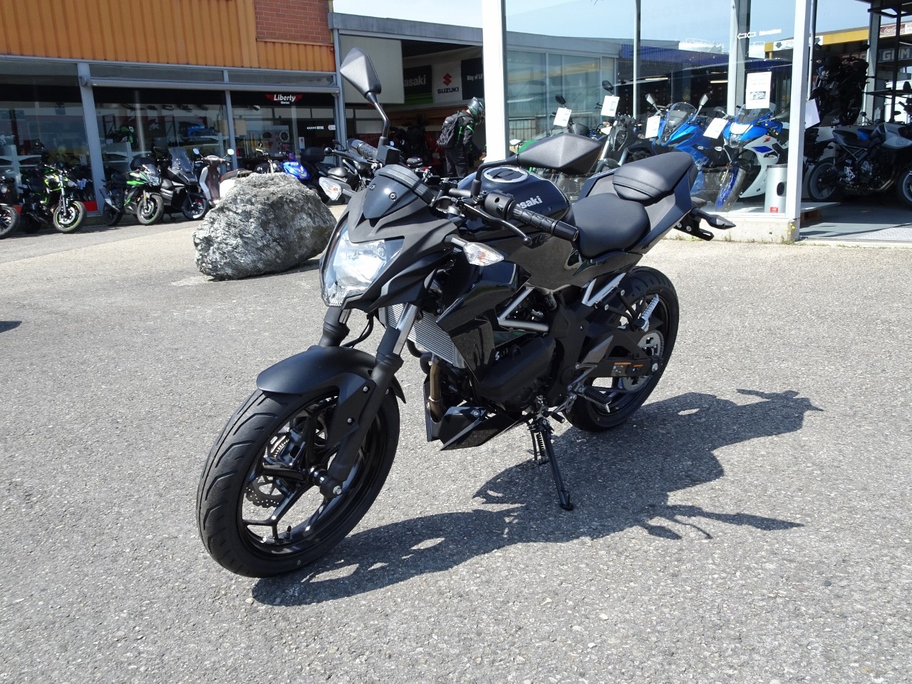 KAWASAKI Z 125 Black-showroom-element-3