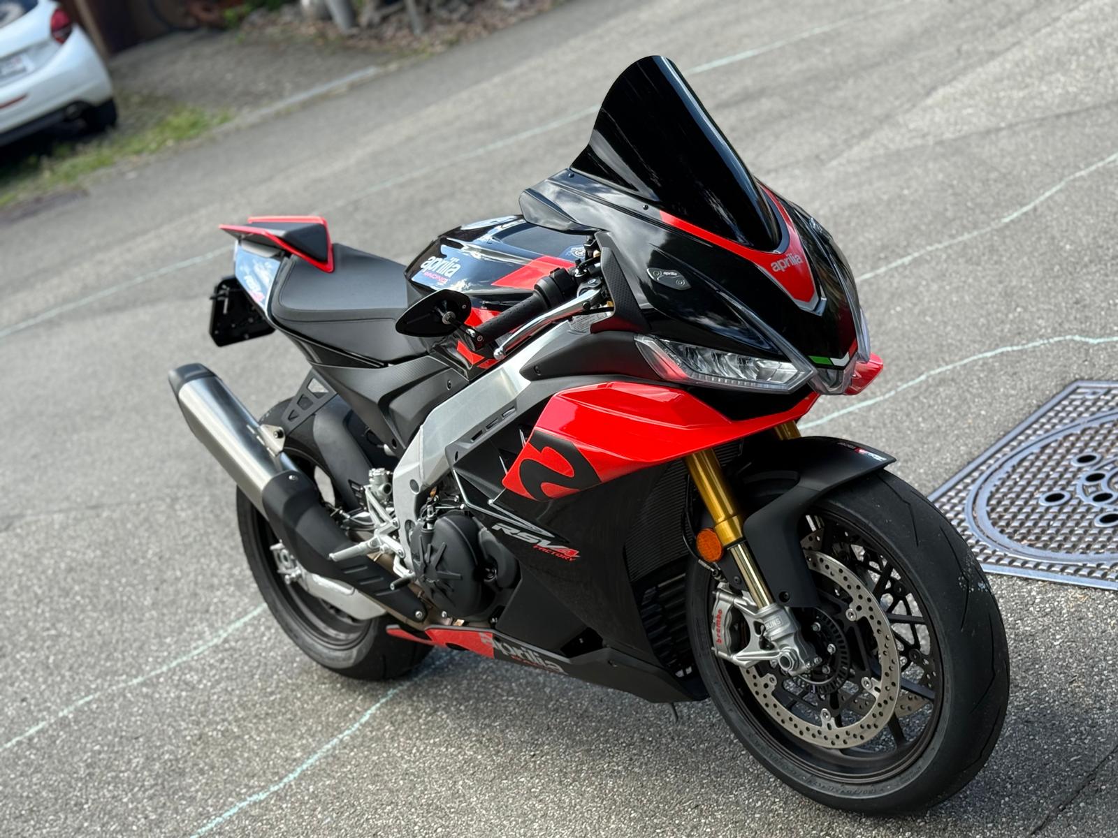 APRILIA RSV4 1100 Factory-image-11