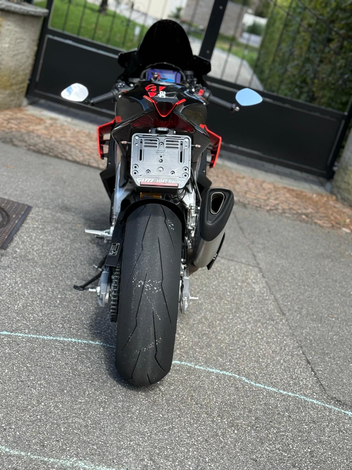 APRILIA RSV4 1100 Factory-image-1