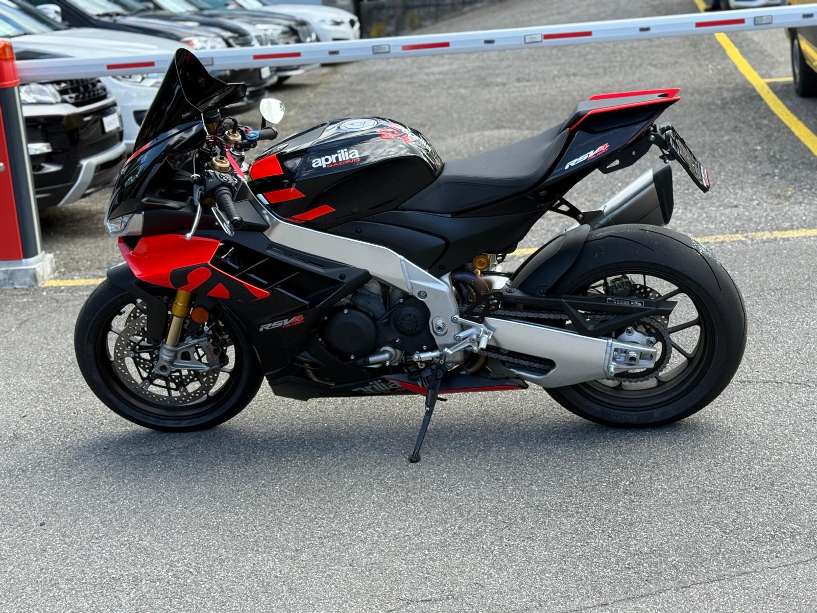 APRILIA RSV4 1100 Factory-image-8