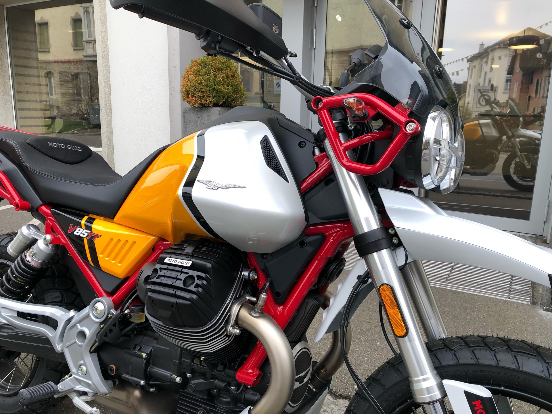 MOTO GUZZI V85 TT Premium Graphics 2-Tone-showroom-element-1