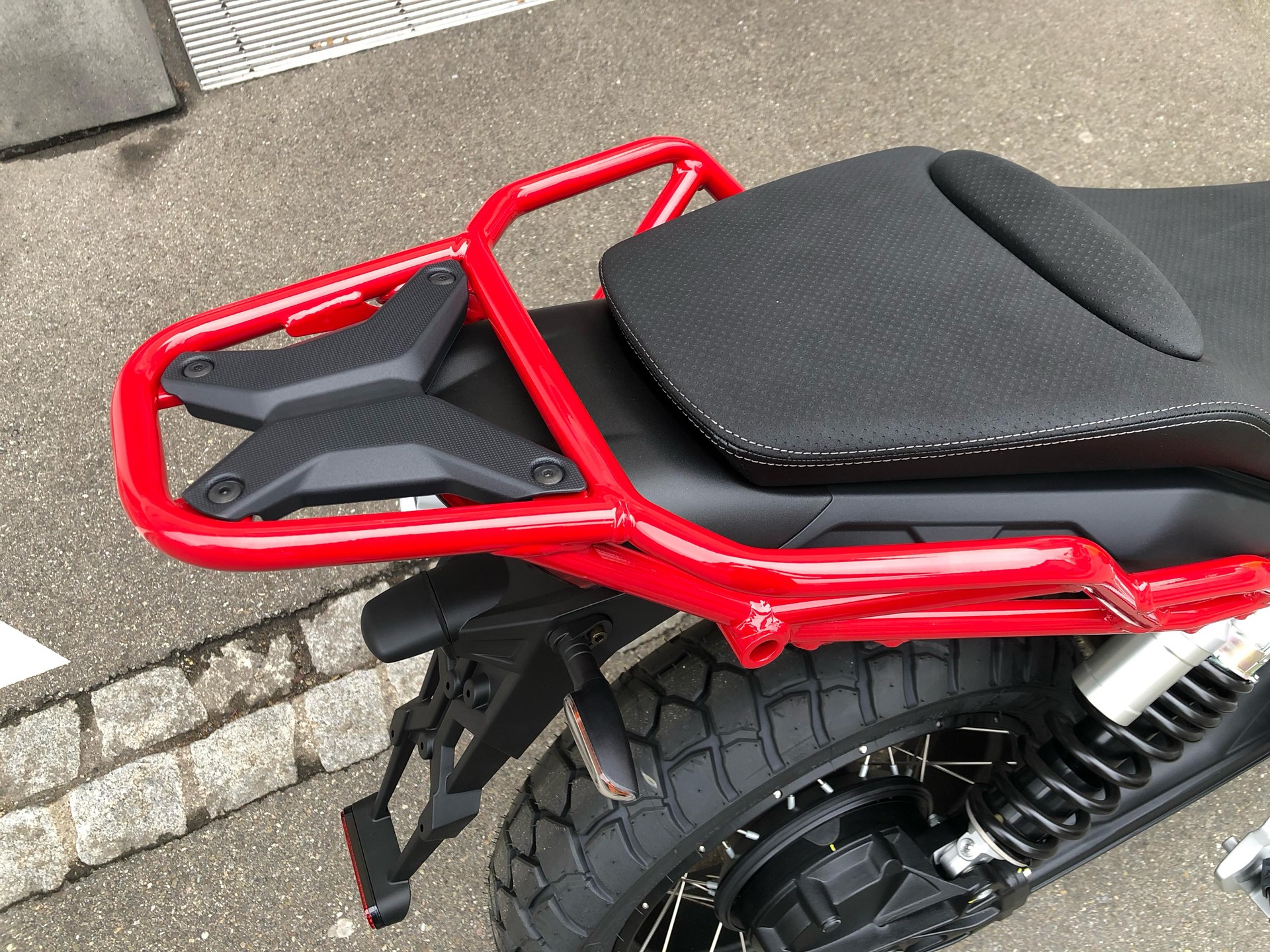 MOTO GUZZI V85 TT Premium Graphics 2-Tone-showroom-element-3