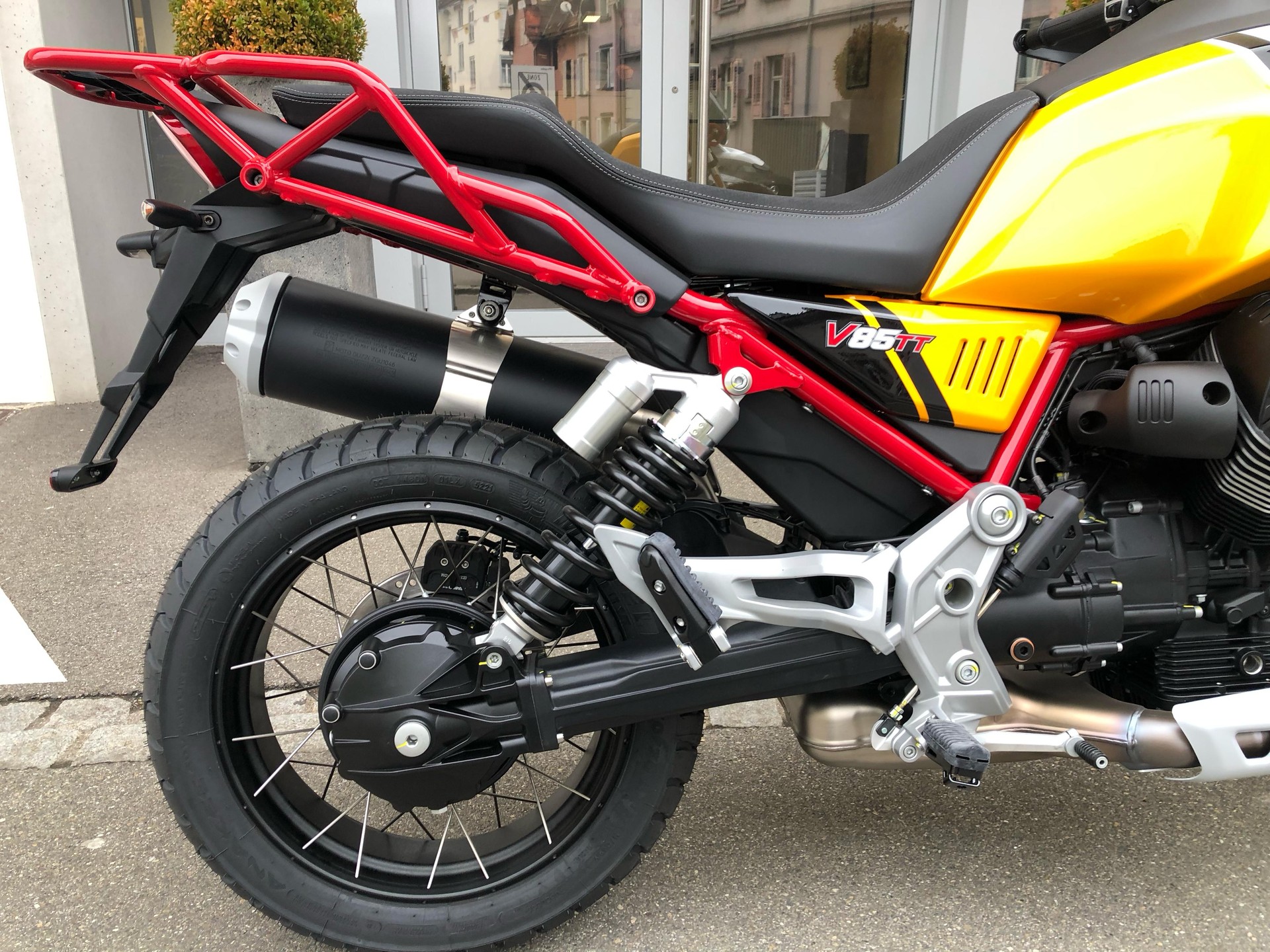 MOTO GUZZI V85 TT Premium Graphics 2-Tone-showroom-element-2