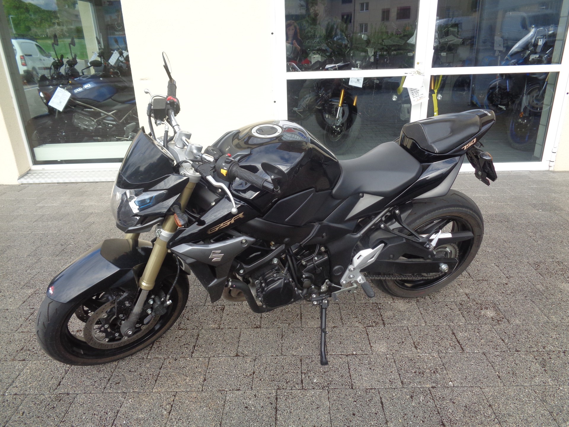 SUZUKI GSR 750