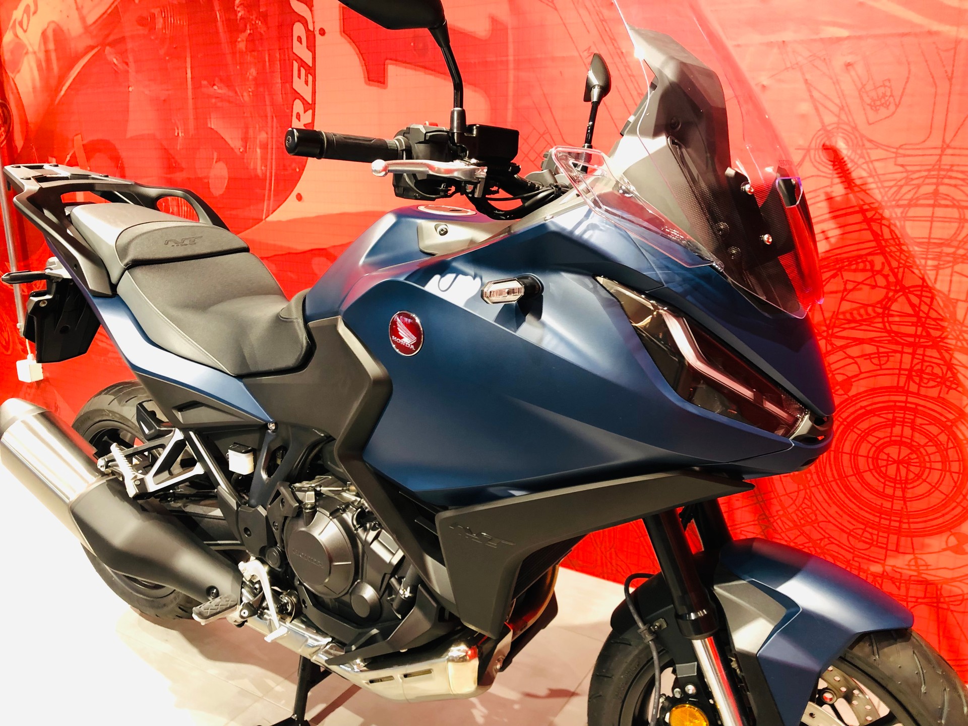 HONDA NT 1100-showroom-element-1