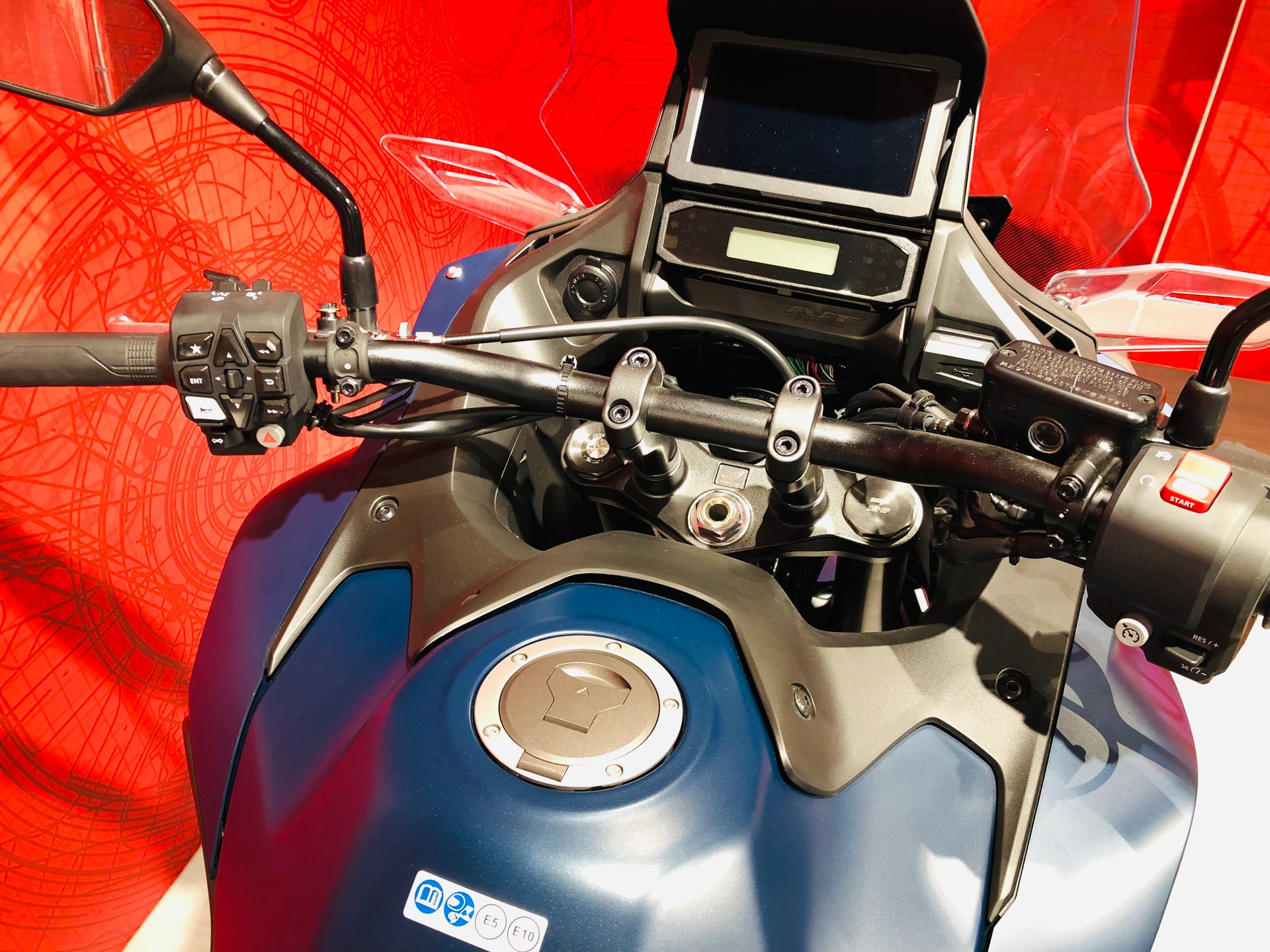 HONDA NT 1100-showroom-element-2