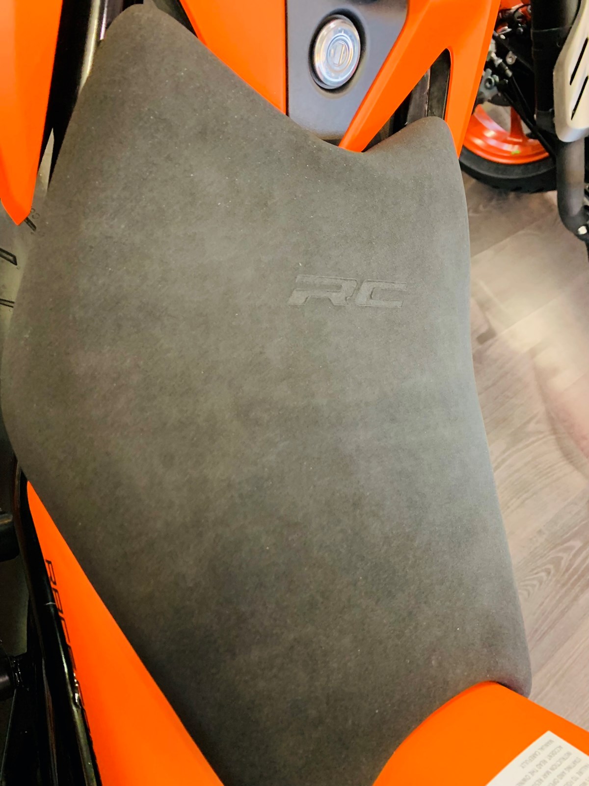 KTM RC 390 ABS-showroom-element-3