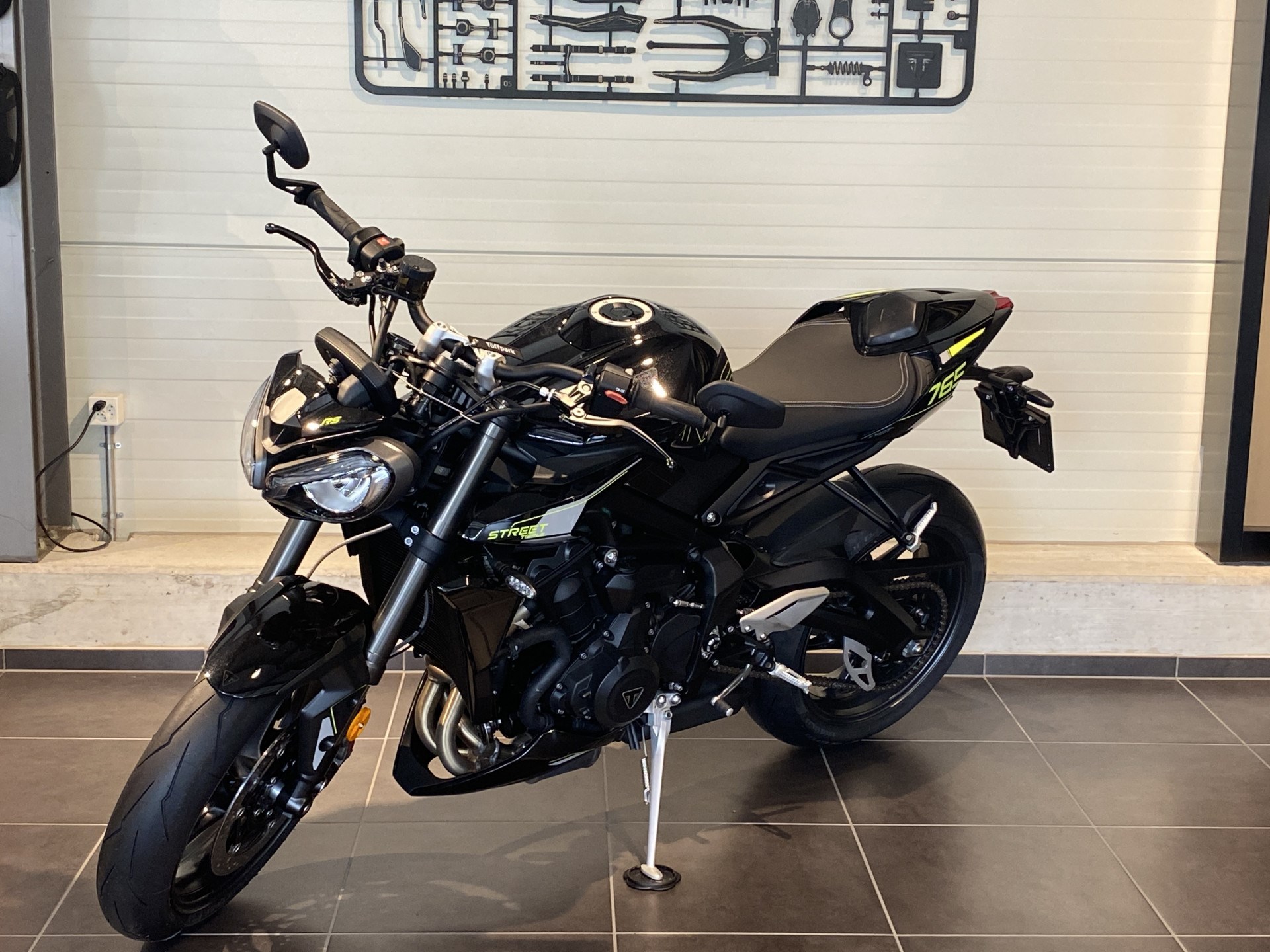 TRIUMPH Street Triple 765 RS "LEASING 1.9% ODER KUNDENVORTEIL VON CHF 765.-"-showroom-element-1